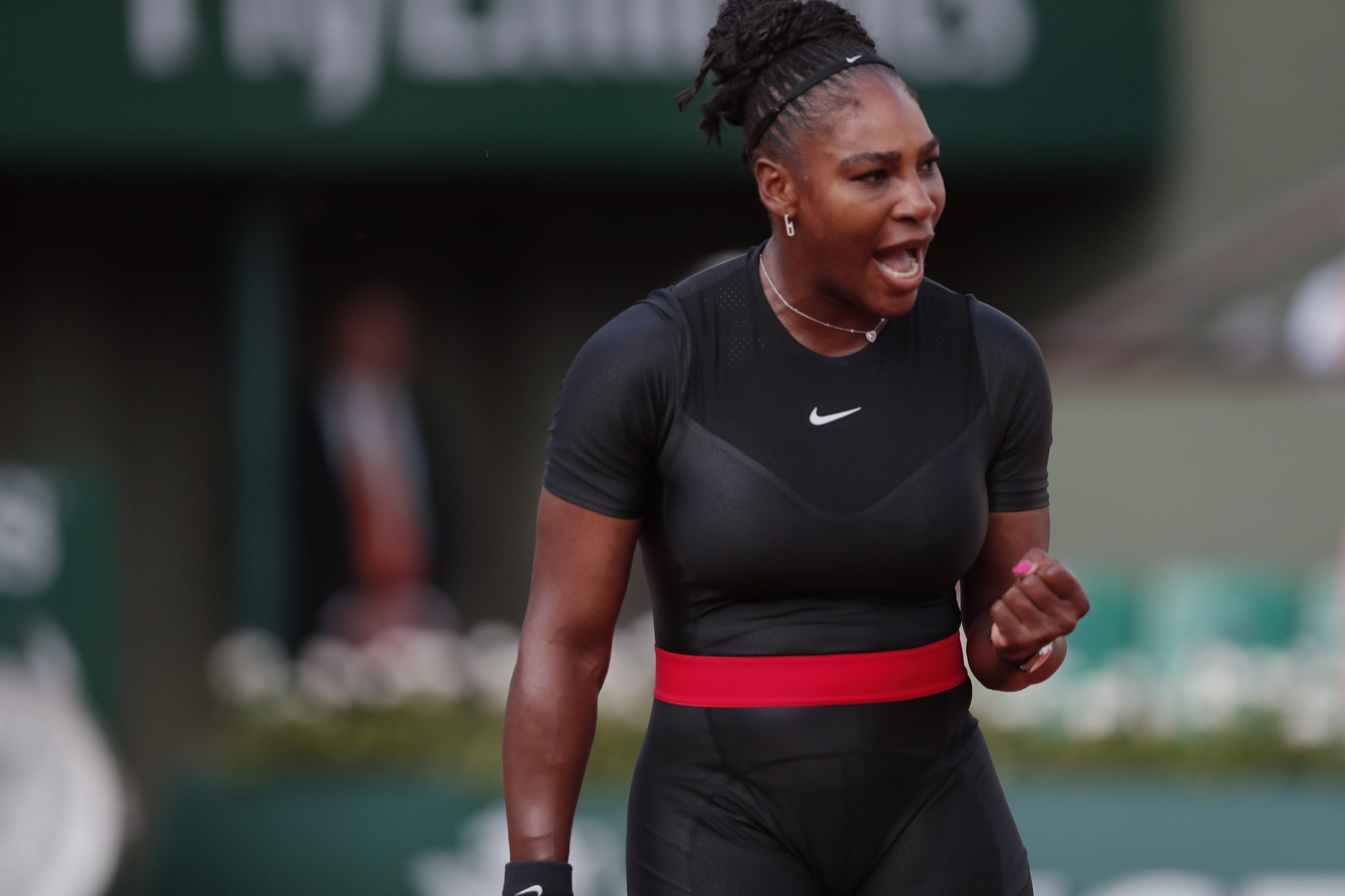 Serena Williams vence Ashleigh Barty e apura-se para a terceira ronda de Roland Garros