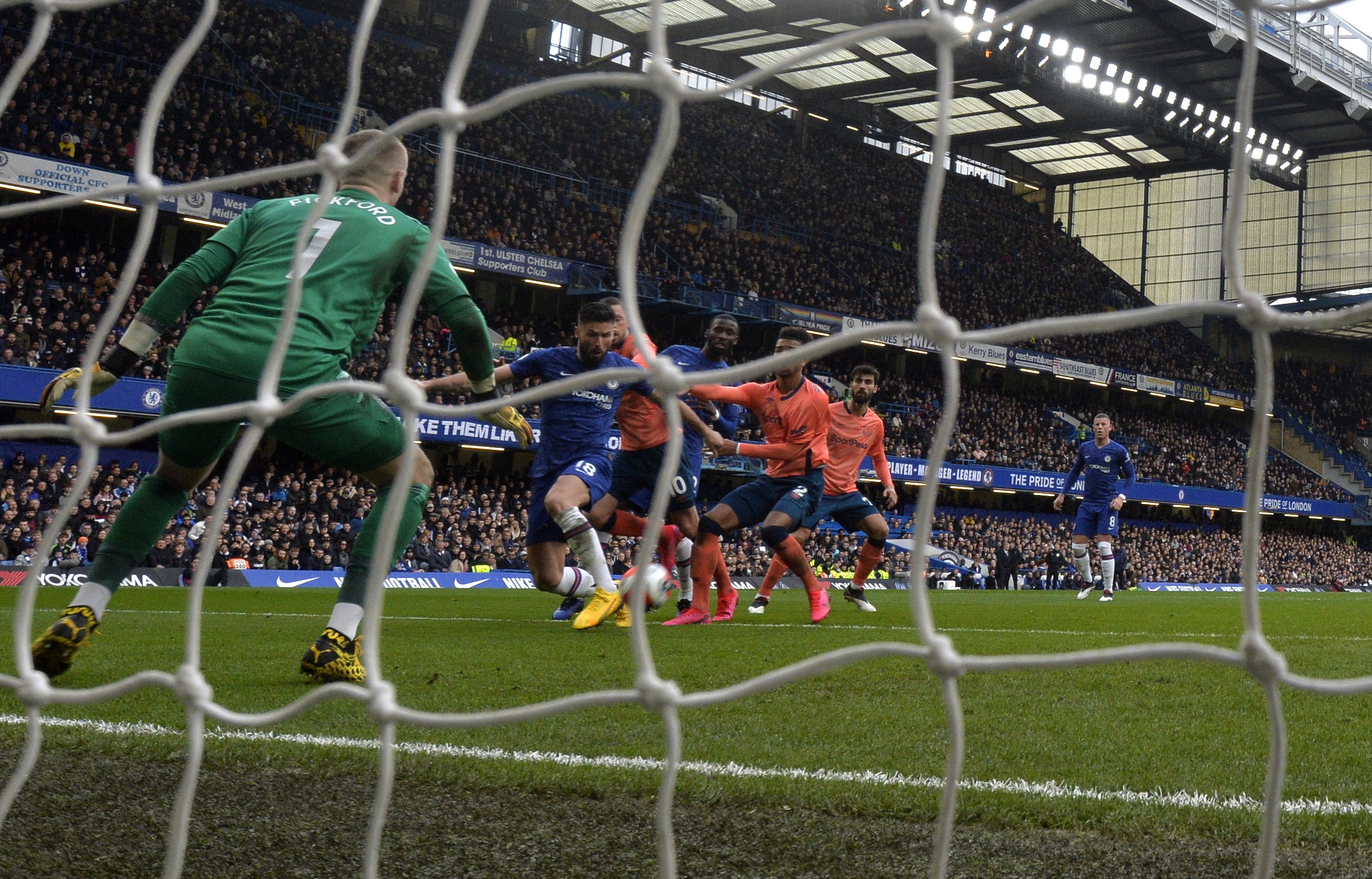 Chelsea goleia Everton por 4-0 e consolida quatro lugar da liga inglesa