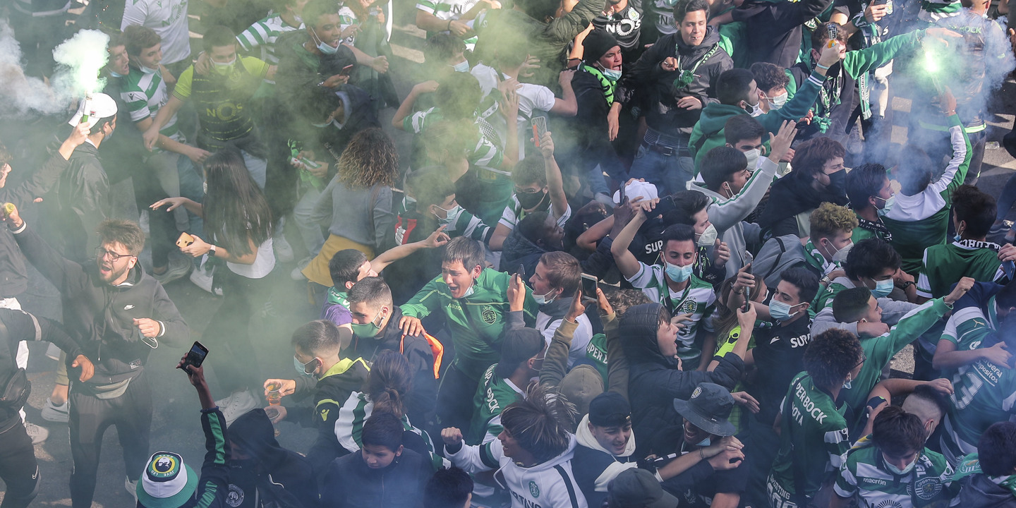 Festejos do Sporting: Especialistas recomendam a quem esteve presente que evite contactos sociais nos próximos dias