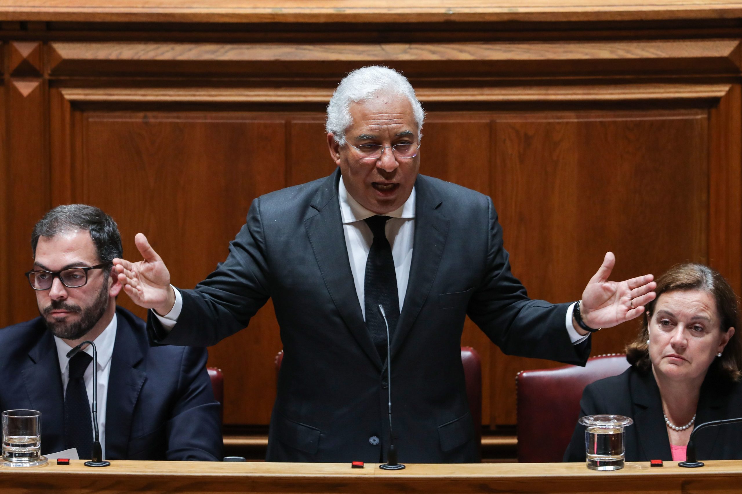 António Costa junta-se a manifestação para assinalar Dia da Mulher