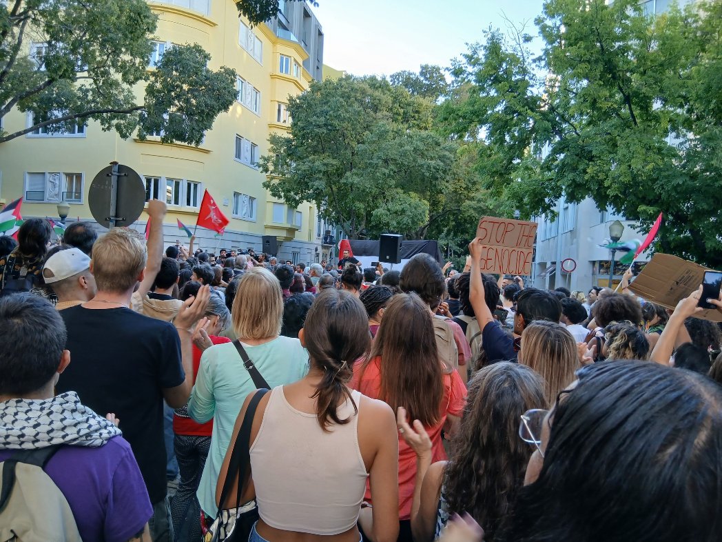 Manifestantes por ativistas da Flotilha fazem-se ouvir durante debate eleitoral em Lisboa