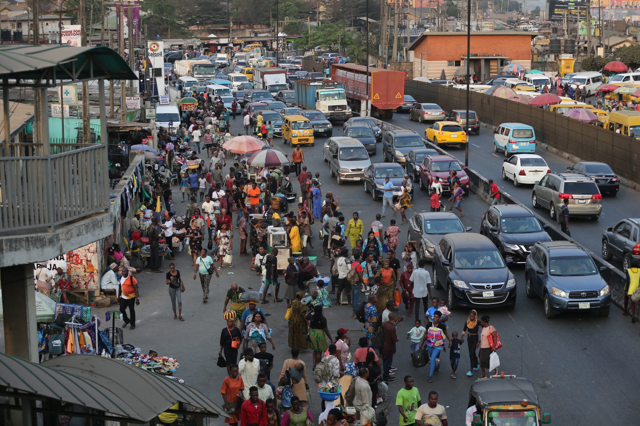 Escassez de novas notas desencadeia confrontos na Nigéria
