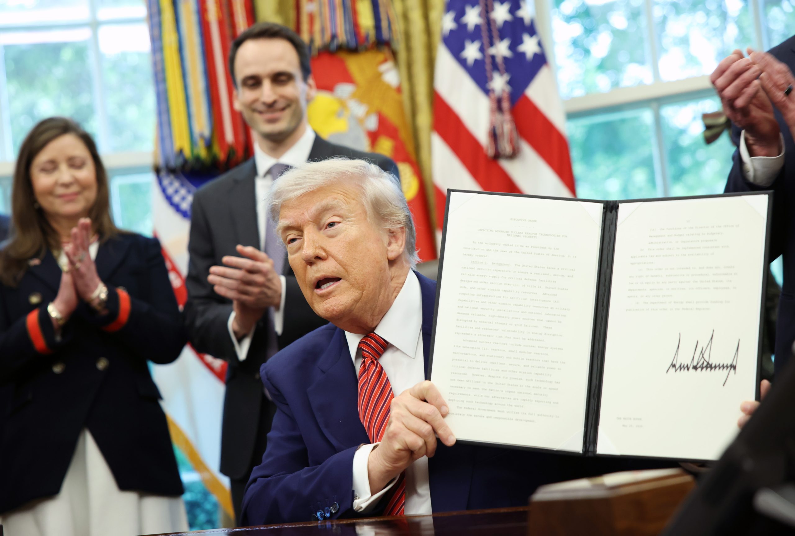 Trump assina ordens executivas para “renascimento” nuclear civil acelerado
