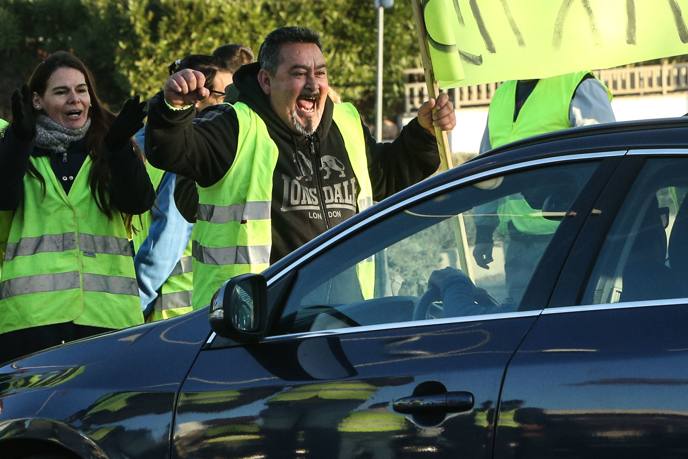 Reino Unido: Movimento britânico convoca manifestação de “coletes amarelos” para sábado