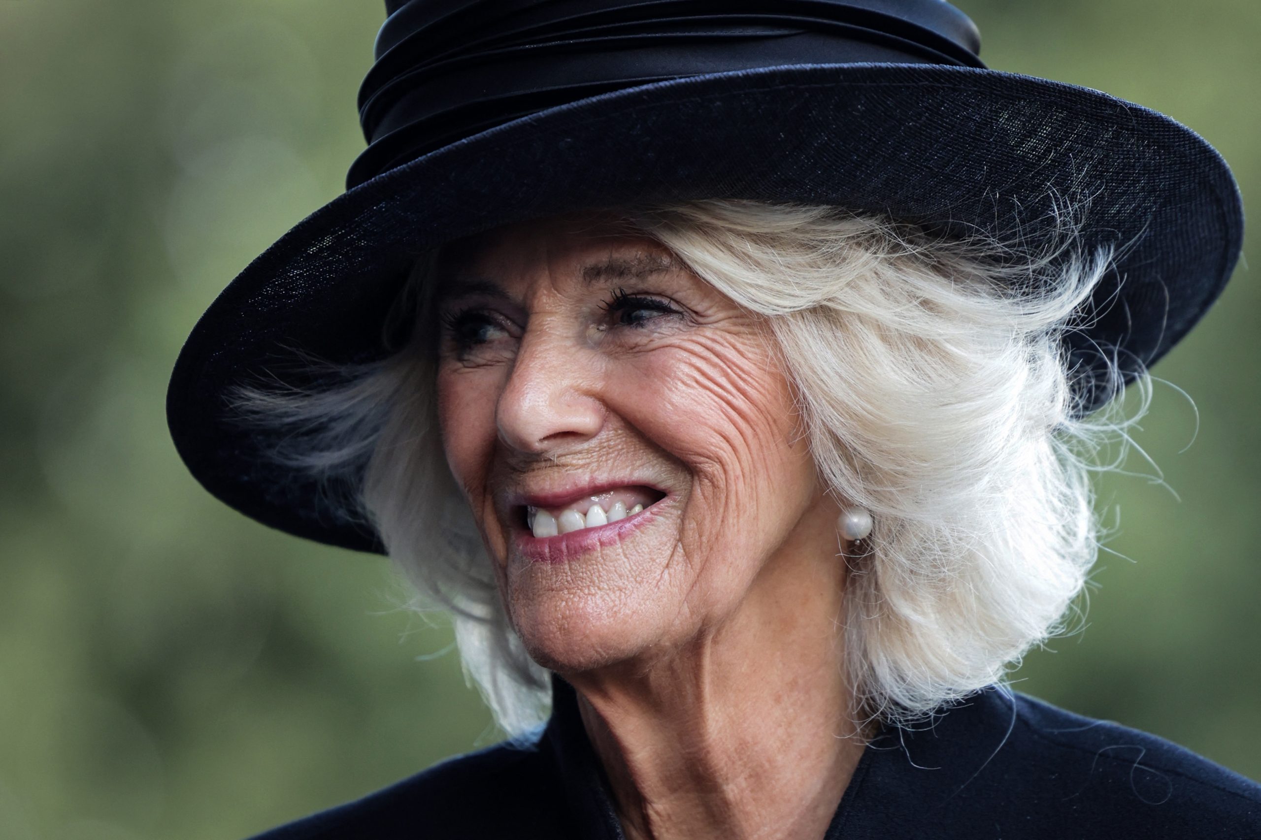 Rainha Camilla recorda ataque sofrido em adolescente e alerta para violência doméstica