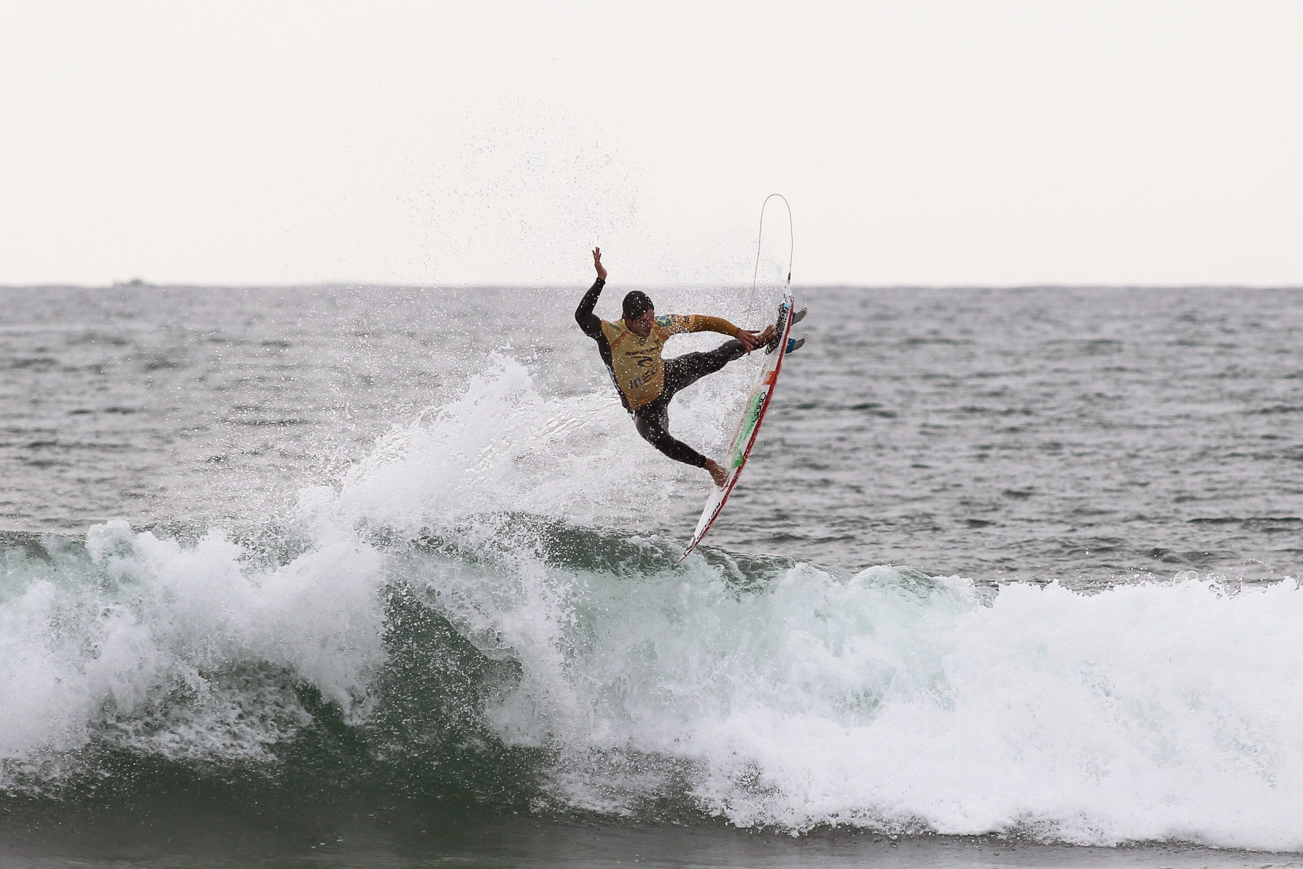 Campeonato mundial de surf: Domingo de muita ação em Peniche marcado pela eliminação ‘polémica’ de Medina