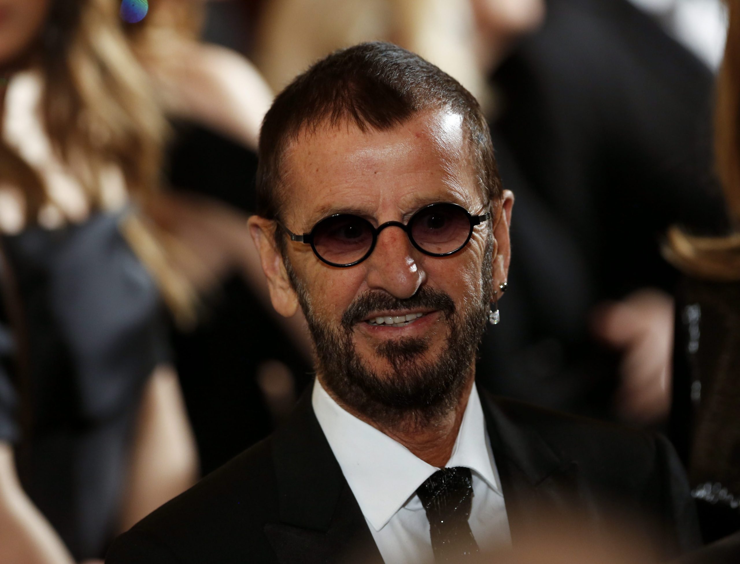 Ringo Starr e Hugh Laurie condecorados pela rainha Isabel II