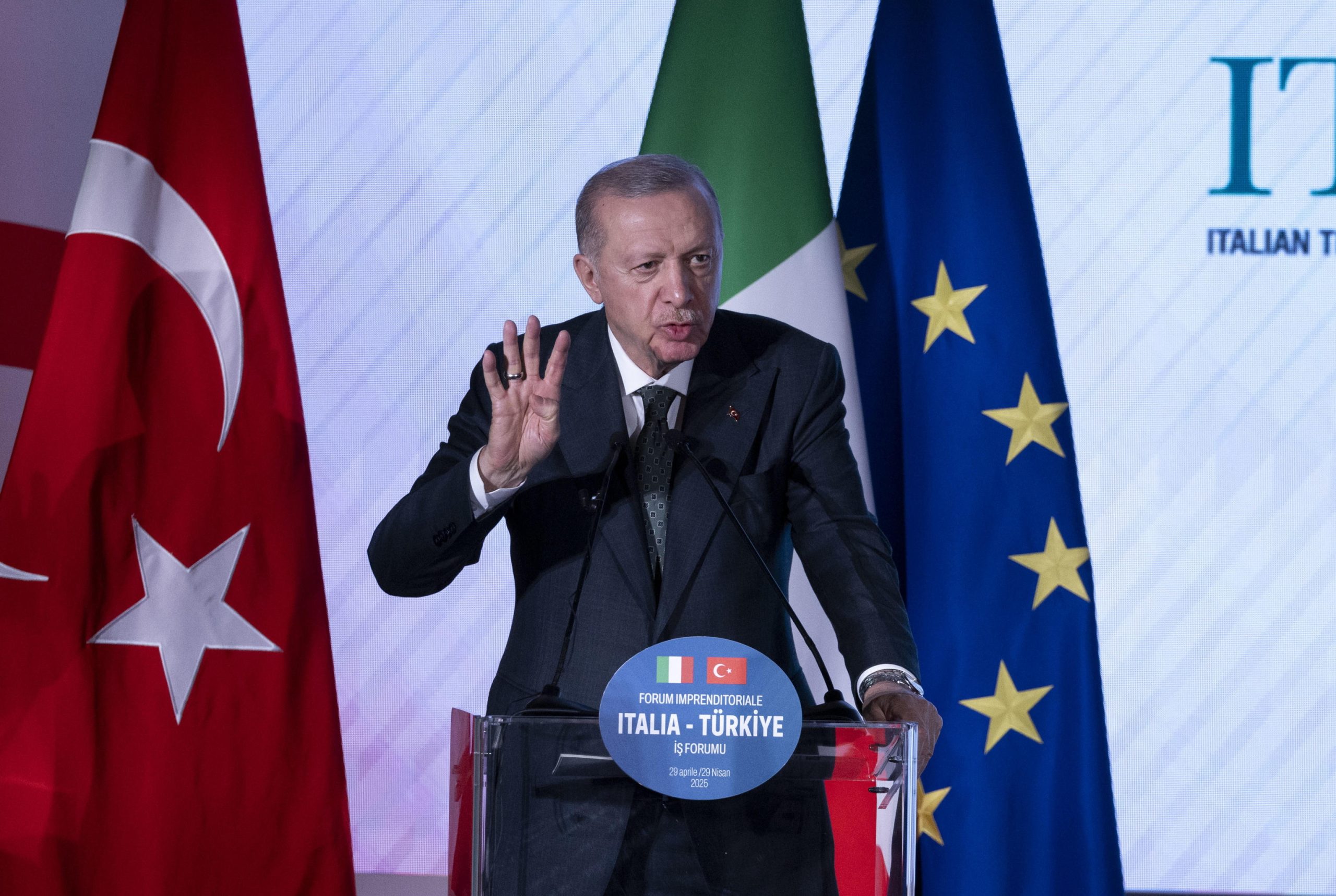 Turquia avisa que ofensiva israelita pode desencadear vaga de migração para Europa