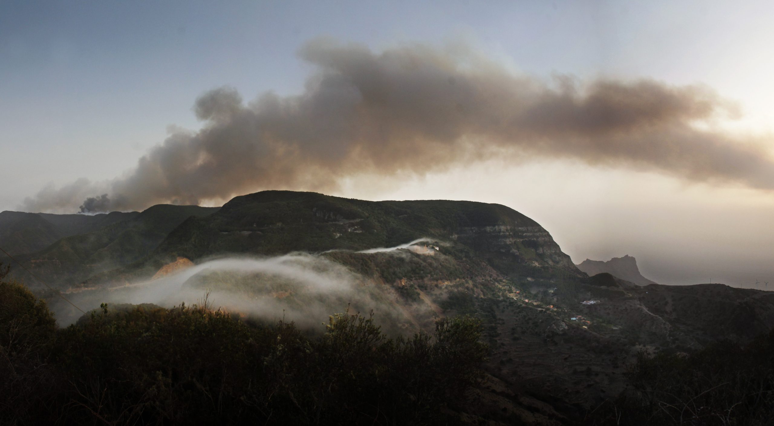Incêndio nas Ilhas Canárias queima mais de mil hectares e deixa mil deslocados