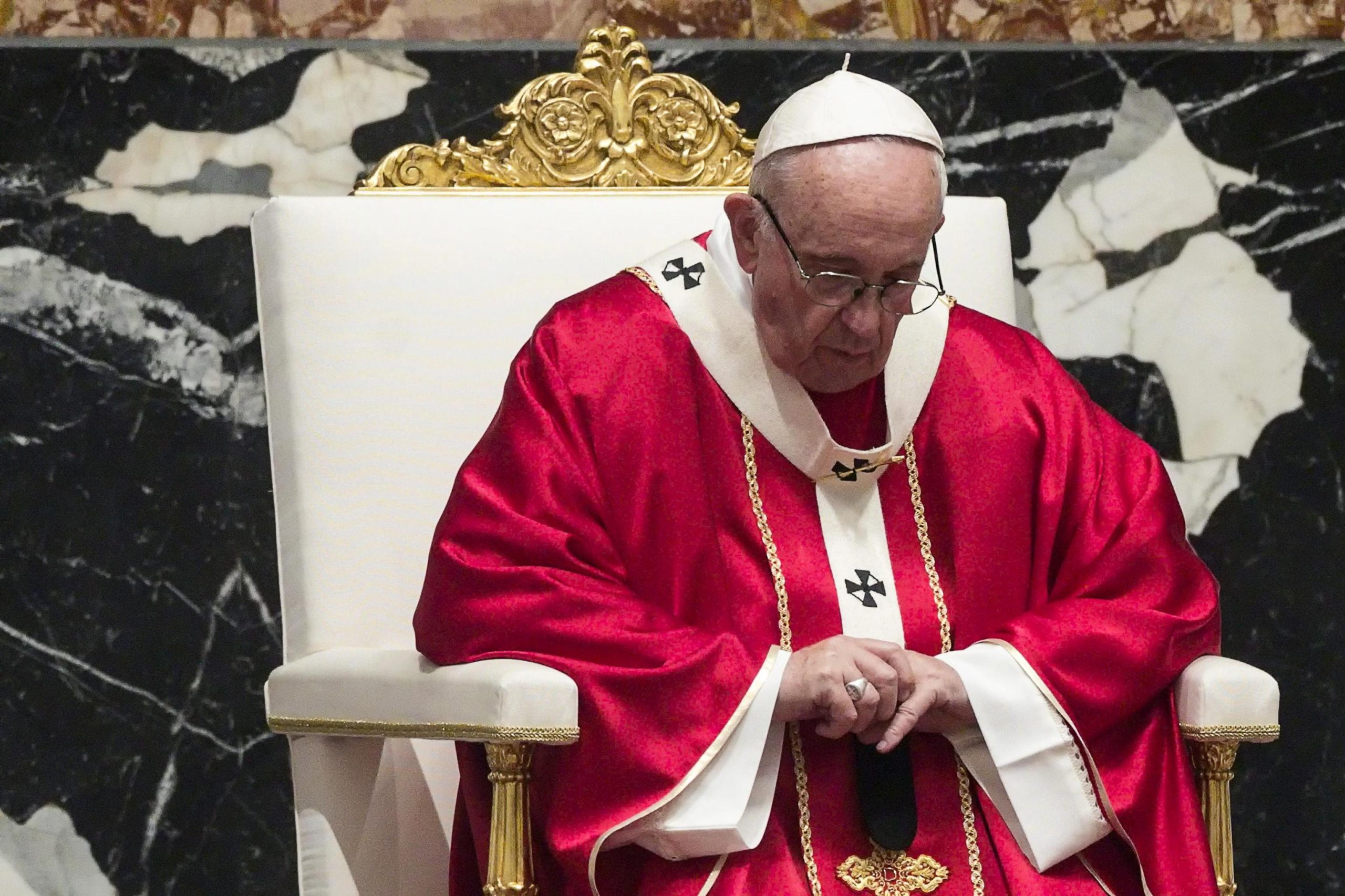 Papa pede que se deixem as aparências e a “cultura da maquilhagem”