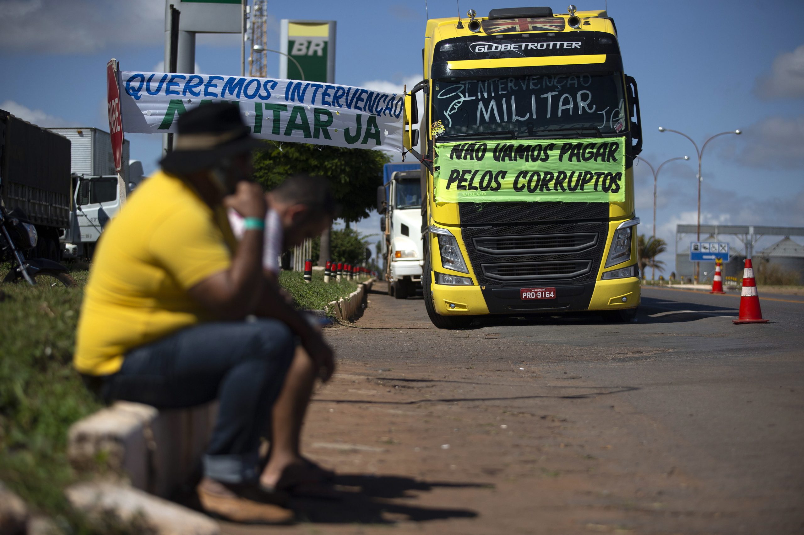 Presidente do Brasil diz estarem esgotados recursos para responder às exigências dos camionistas
