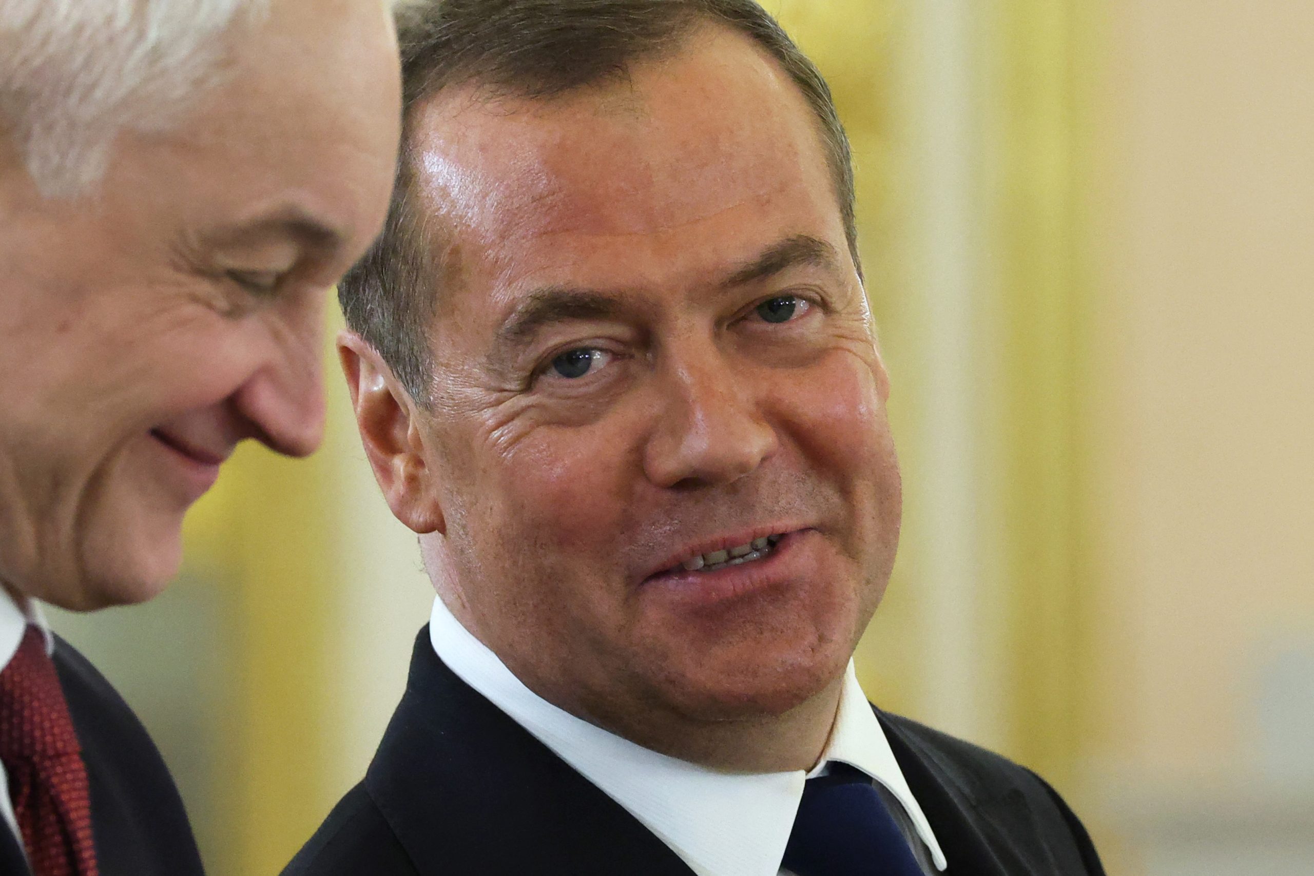 Prender Putin no estrangeiro seria o equivalente a “declarar guerra” à Rússia, alerta Medvedev
