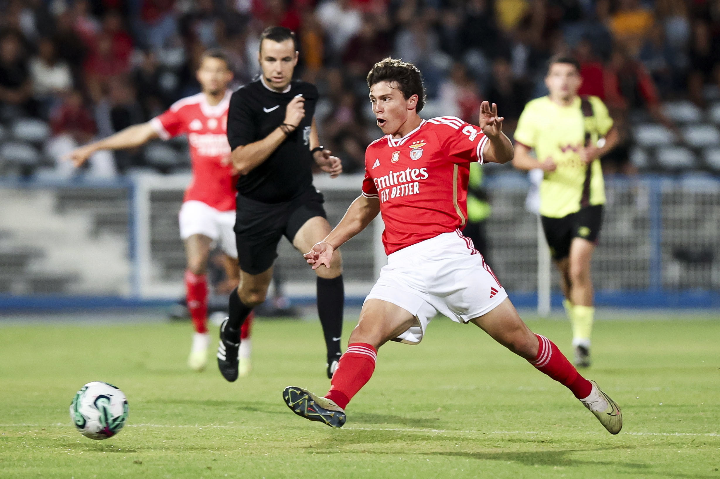 João Neves renova contrato com o Benfica e diz que é sinal que confiam nele