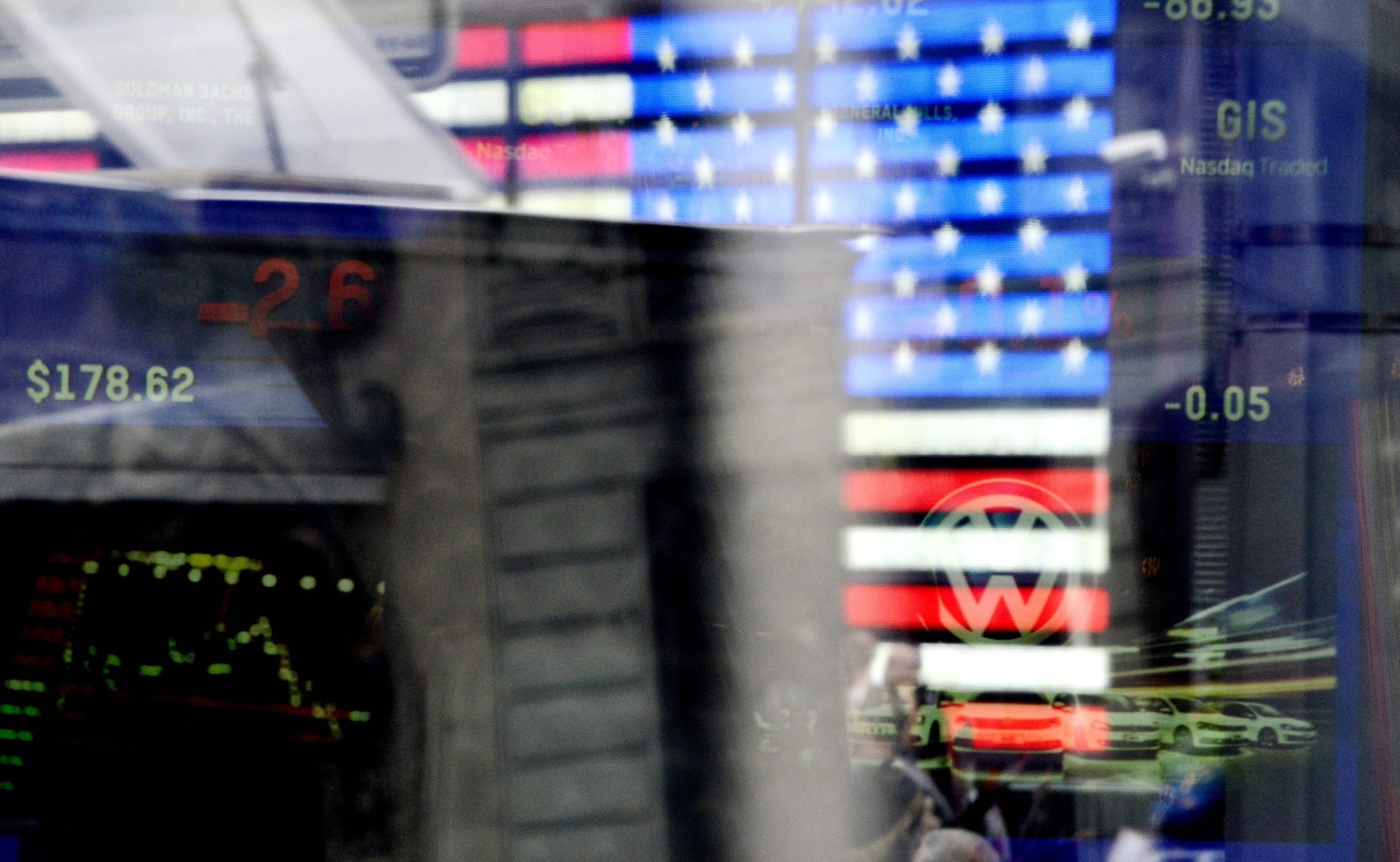 Wall Street fecha sem rumo, mas despedimentos na McDonald’s valorizam Dow Jones