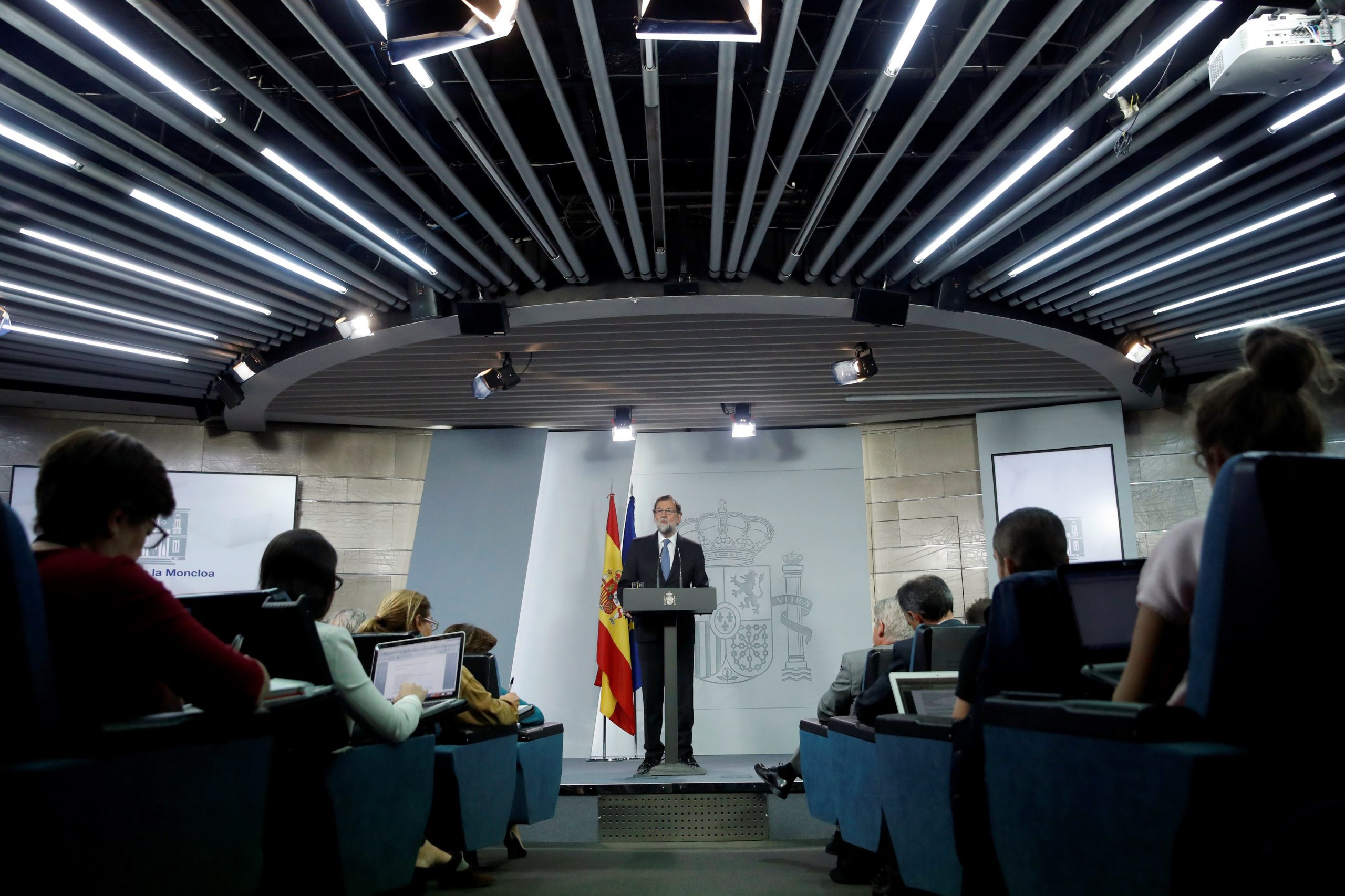 Catalunha: Rajoy delega na sua vice-presidente as funções Puigdemont e destitui chefe da polícia catalã