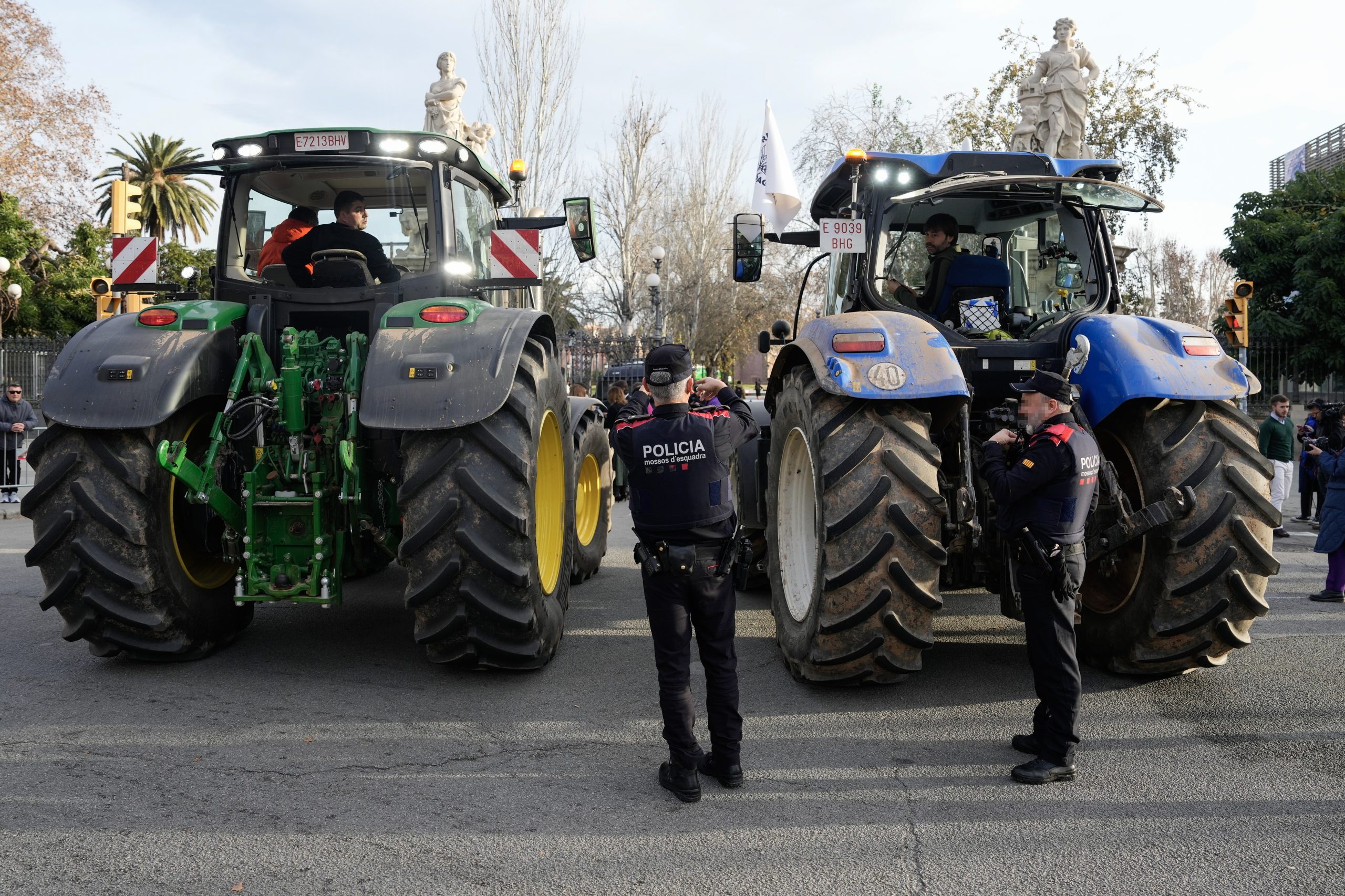 Em Espanha dezenas de estradas estão cortadas no terceiro dia de protestos dos agricultores