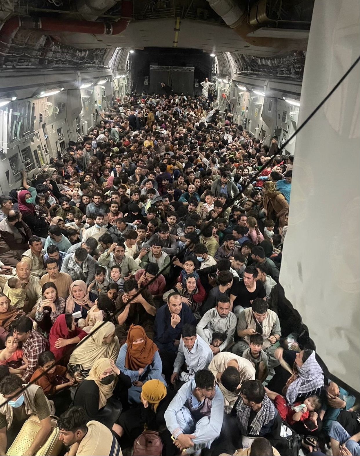 Afeganistão. Imagem marcante mostra como 640 pessoas fugiram de Cabul num avião militar norte-americano