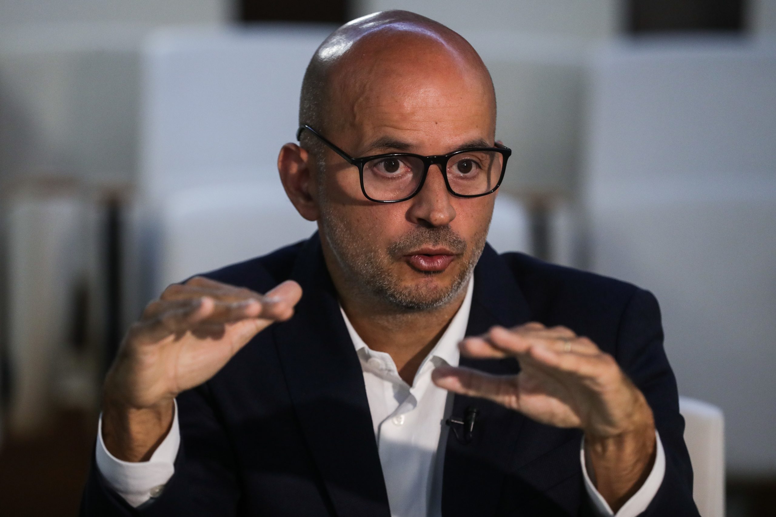 João Leão equipara Governo de minoria sem apoio parlamentar a “andar num carro sem travões”