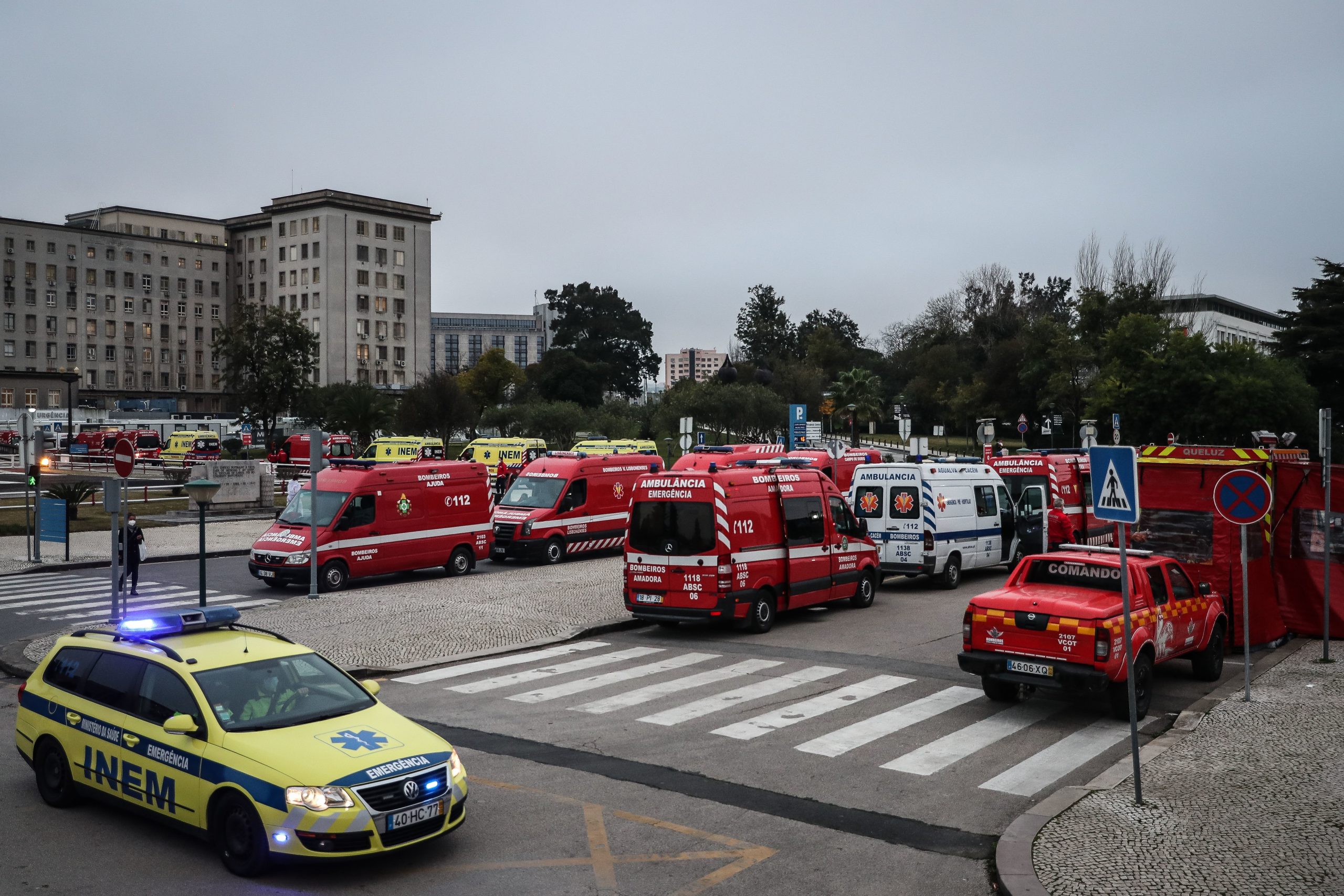 Manuel Pizarro diz que é “incompreensível” e quer sistema que evite reter macas dos bombeiros nos hospitais