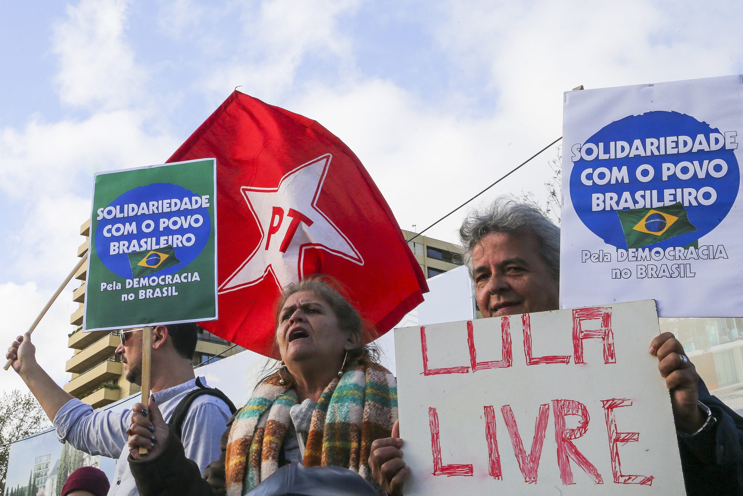 Apoiantes de Lula atingidos a tiro em vigília de apoio em Curitiba, no Brasil