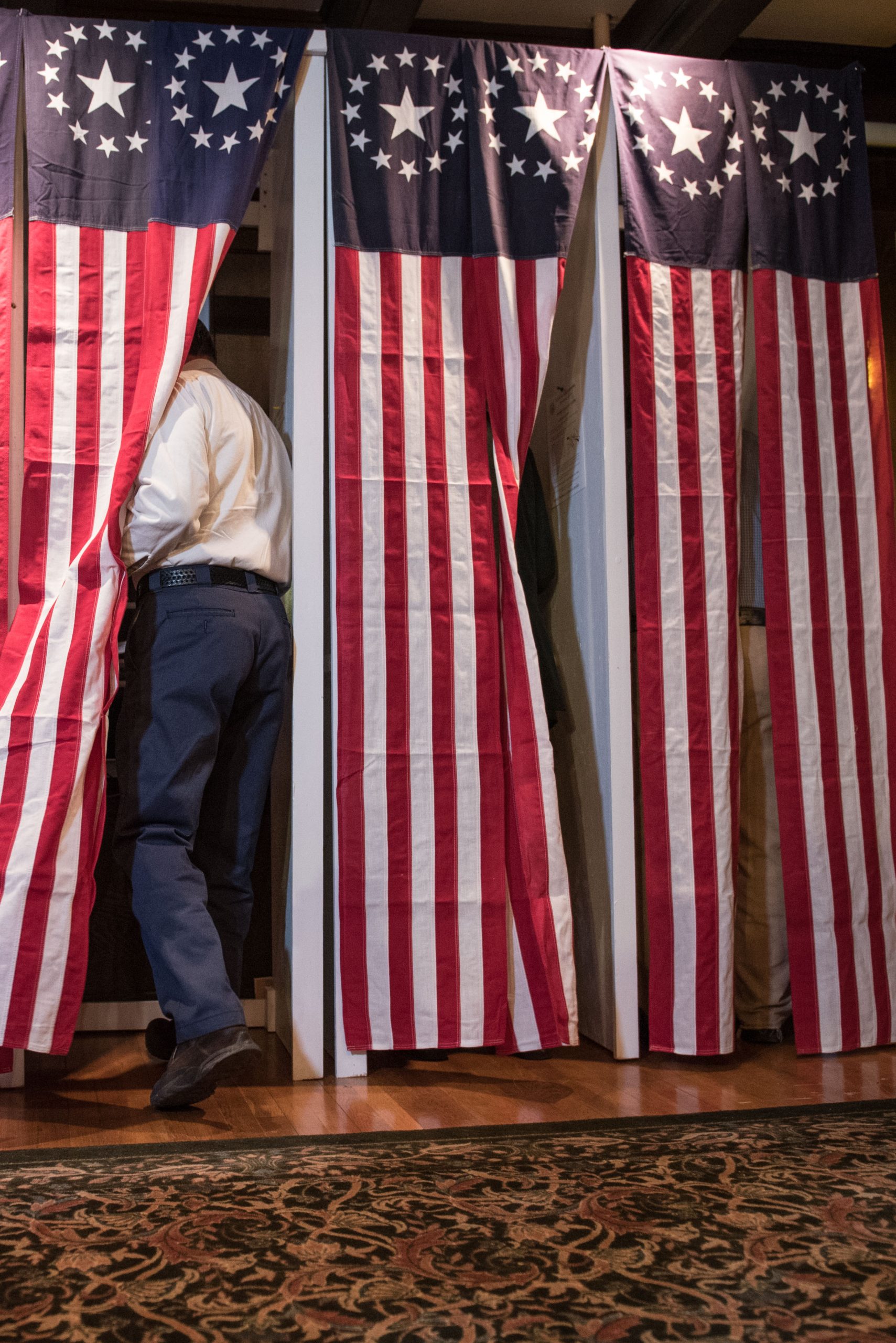 Dois candidatos, 34 senadores e 435 congressistas escolhidos na terça-feira. As Eleições Americanas em números