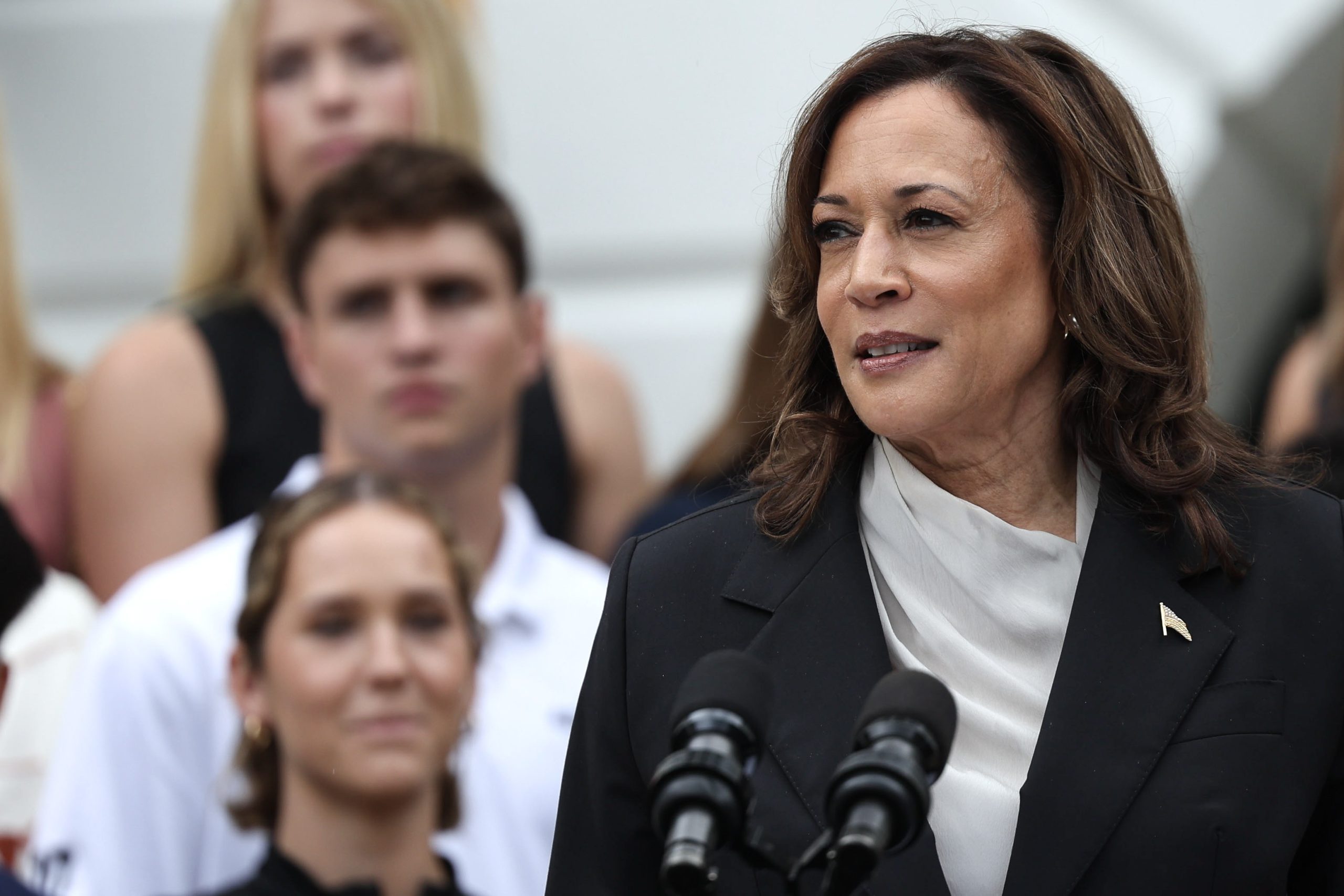 EUA: Kamala Harris ultrapassa Donald Trump em nova sondagem