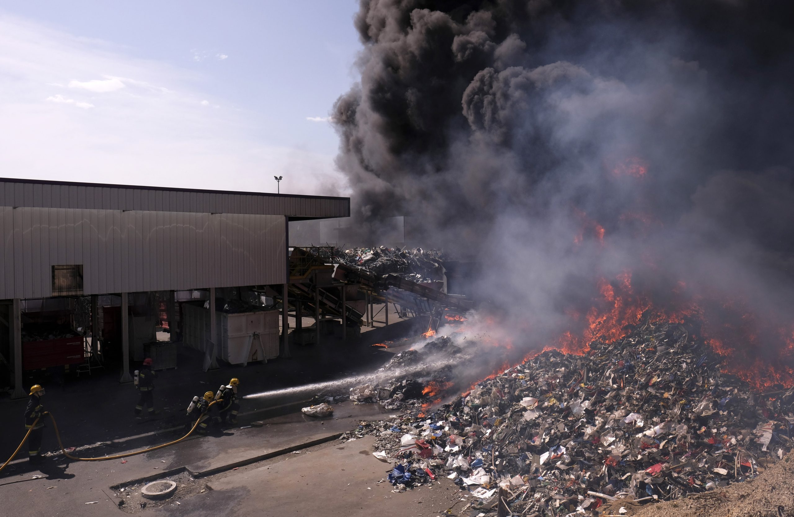 Incêndio em fábrica de reciclagem em Tondela