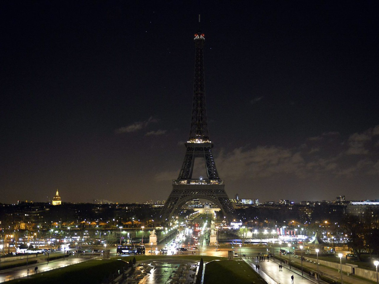 Torre Eiffel ilumina-se com as cores belgas esta noite