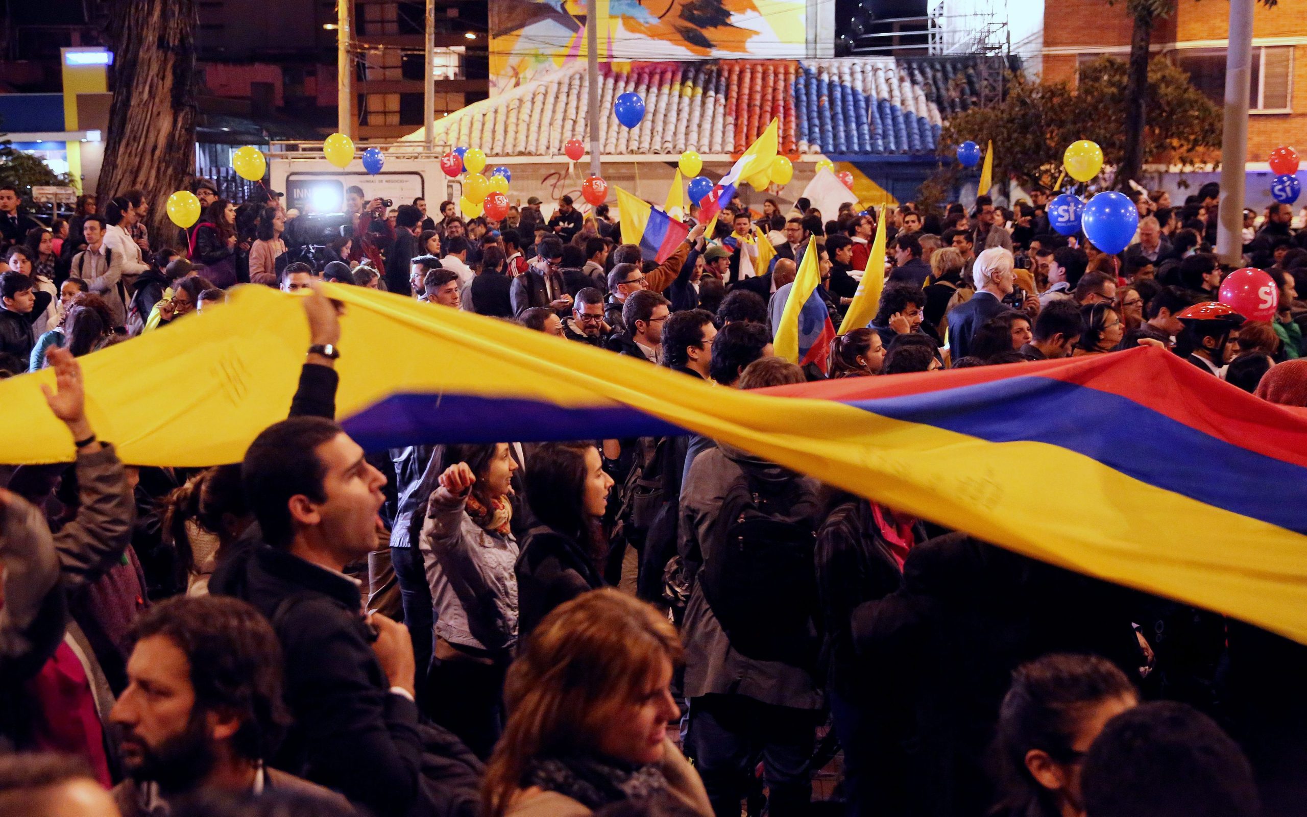 Milhares marcham pela paz nas ruas de Bogotá após ‘chumbo’ de acordo com FARC