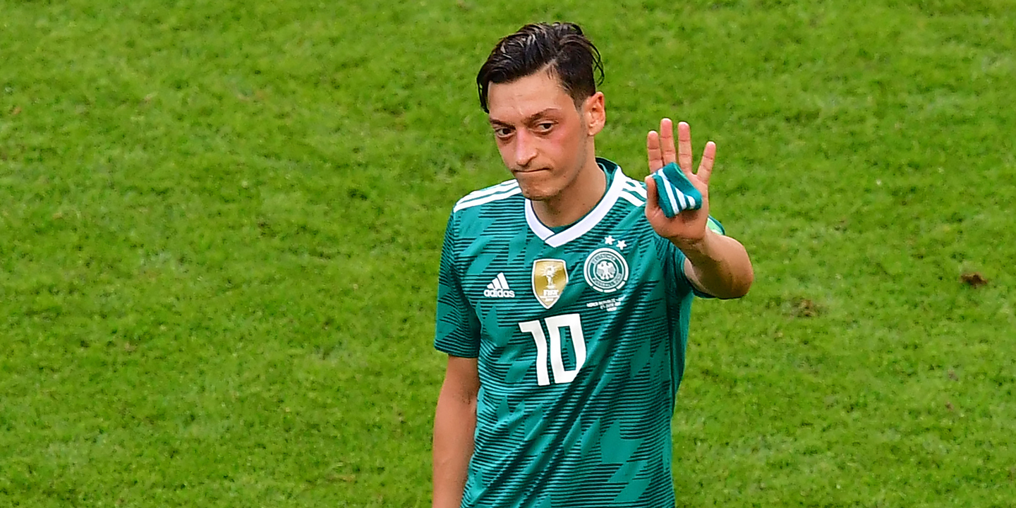 Angela Merkel diz que “respeita” renúncia de Mesut Özil à seleção alemã