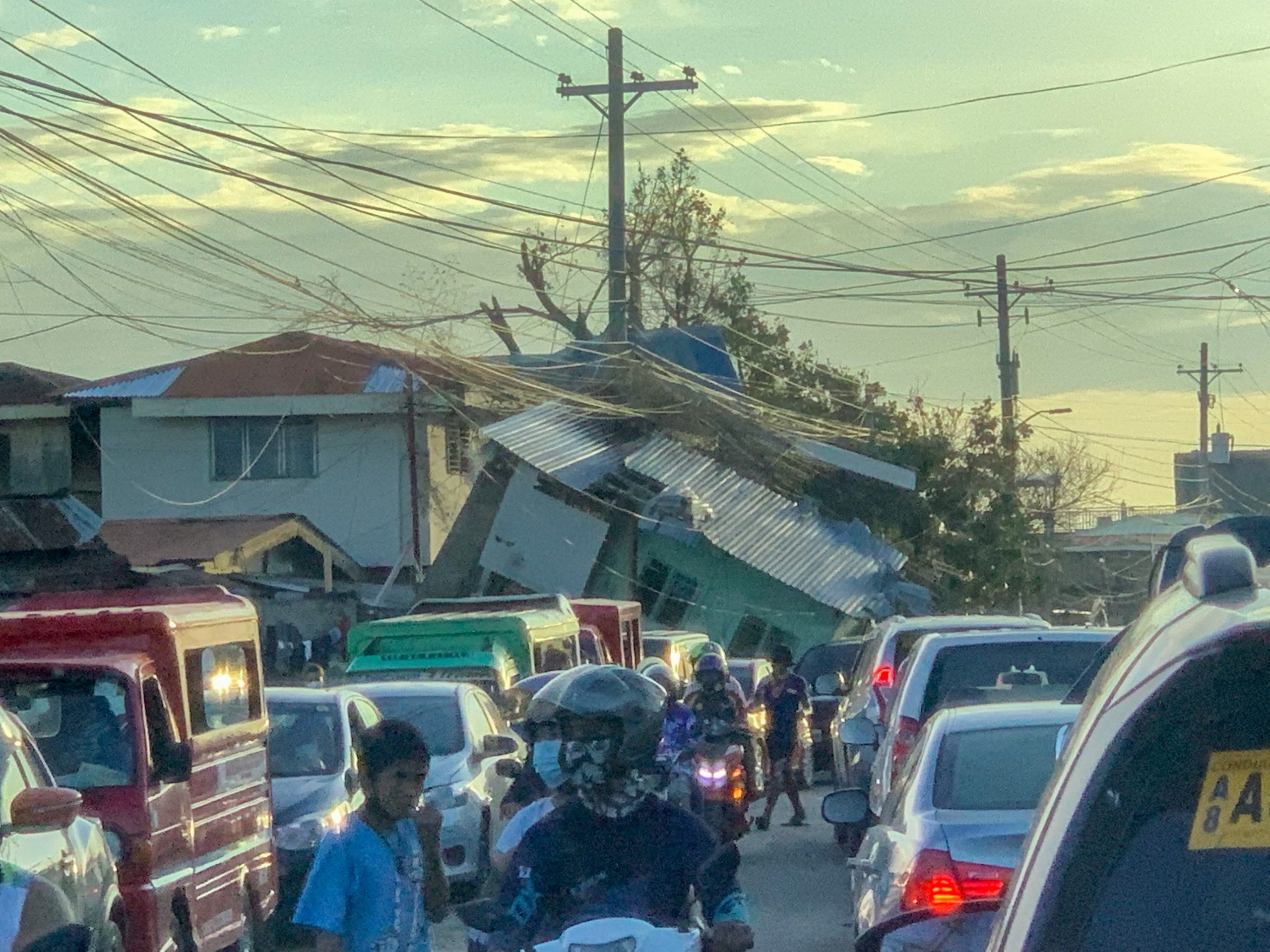 Tufão Rai mata quase 100 pessoas ao passar pelas Filipinas