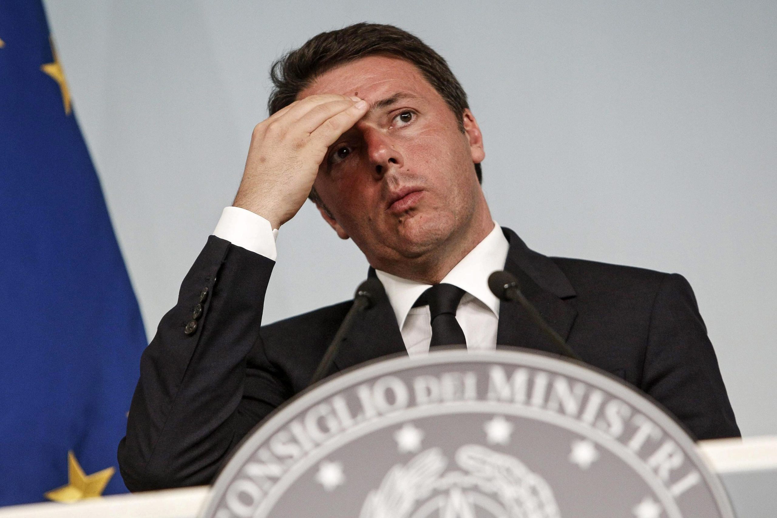 Renzi adia demissão a pedido do presidente italiano