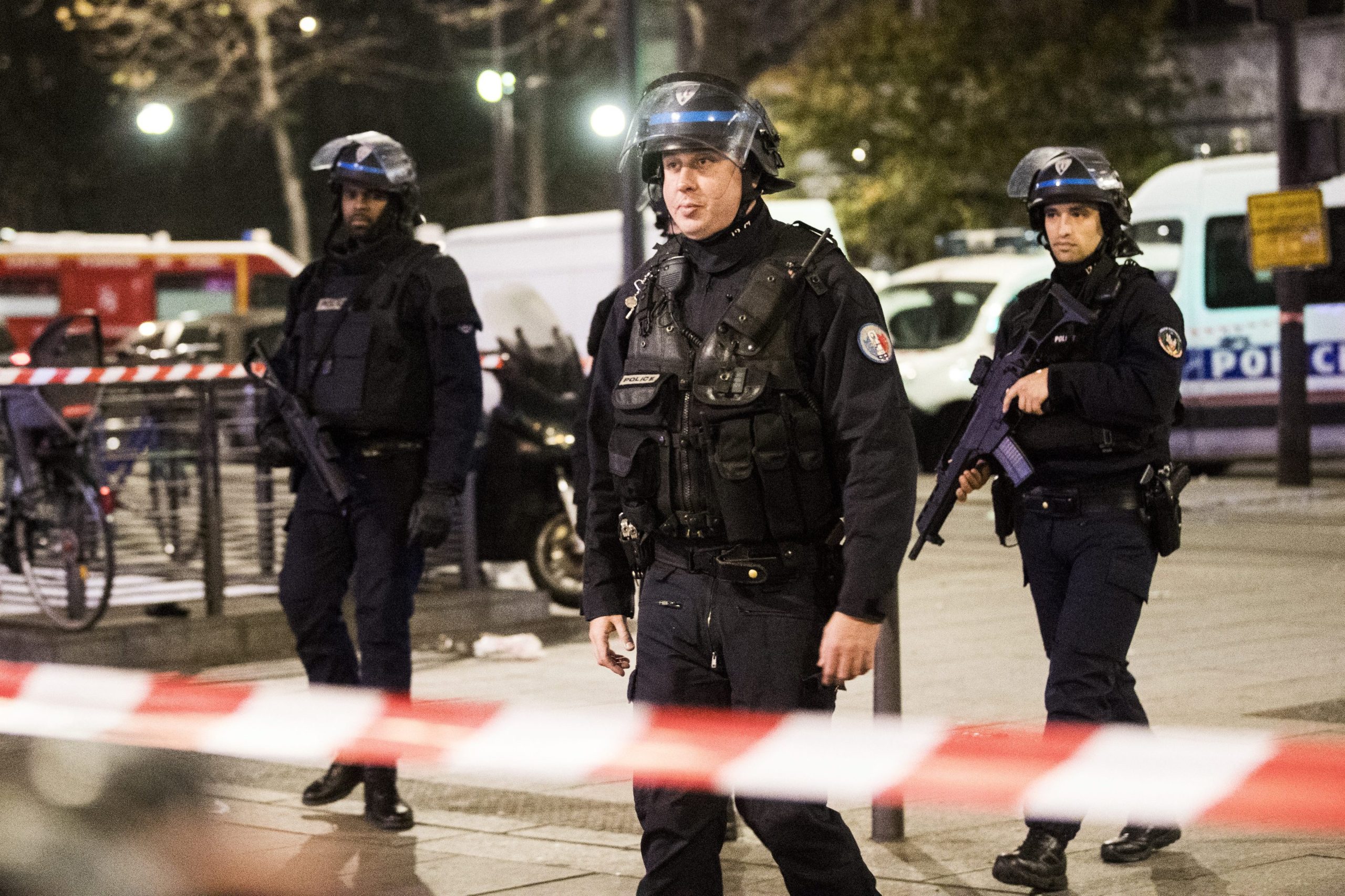 Violência policial motiva distúrbios na periferia de Paris pela terceira noite consecutiva. Pelo menos 26 pessoas foram detidas