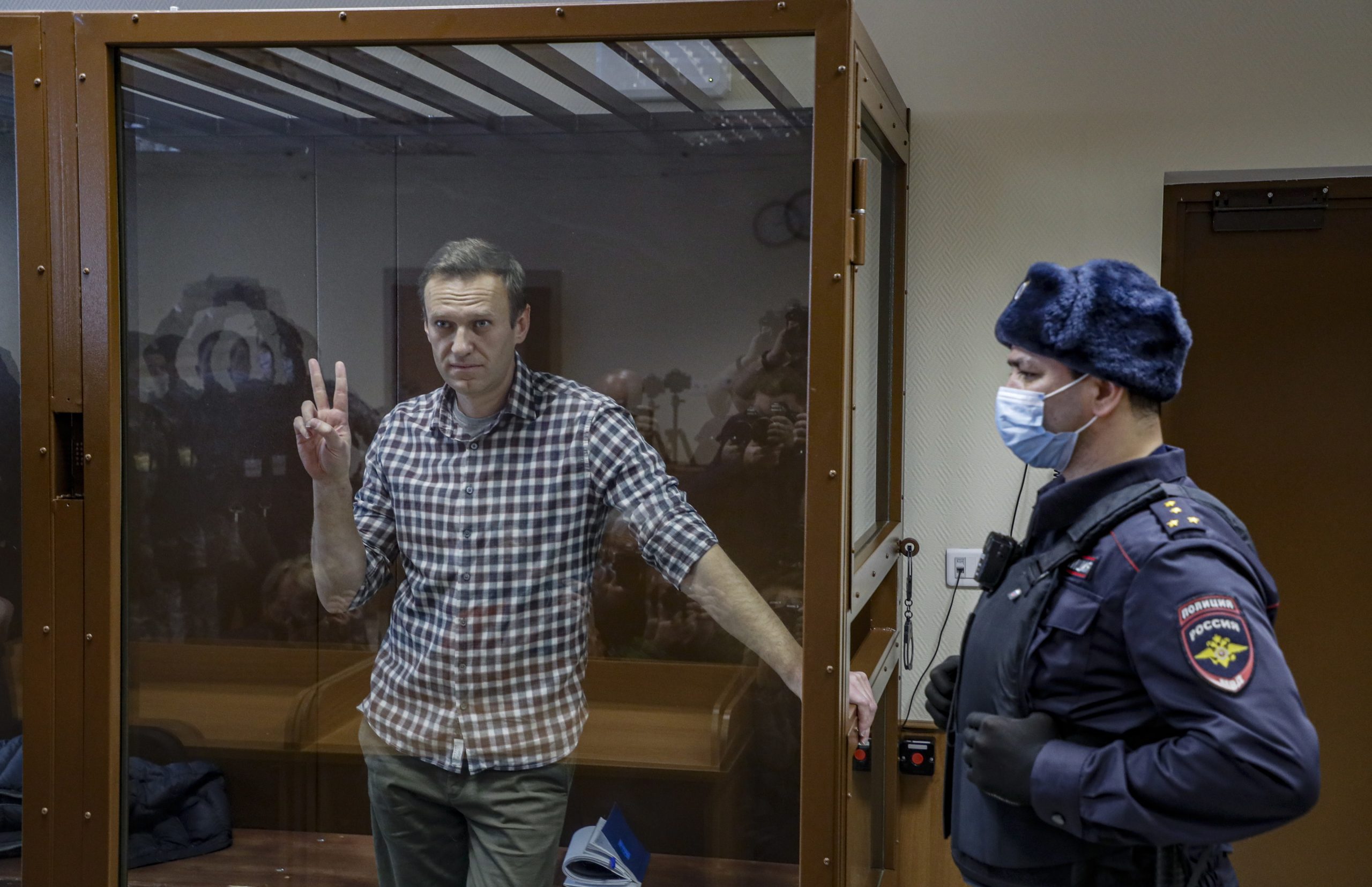 Rússia: Navalny denuncia ameaças com “colete de forças” para ser alimentado