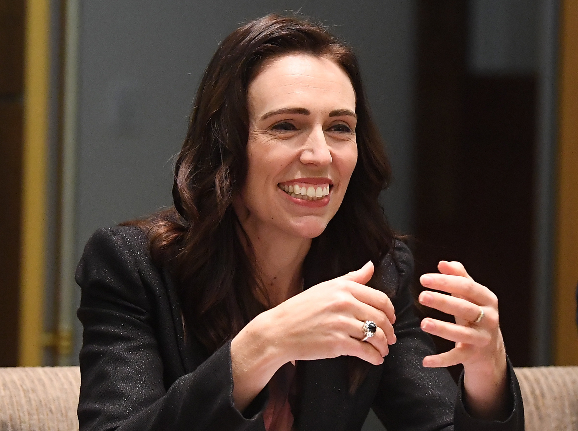 Jacinda Ardern, primeira-ministra neozelandesa, comenta sismo em direto. “Um abanão bastante decente por aqui”