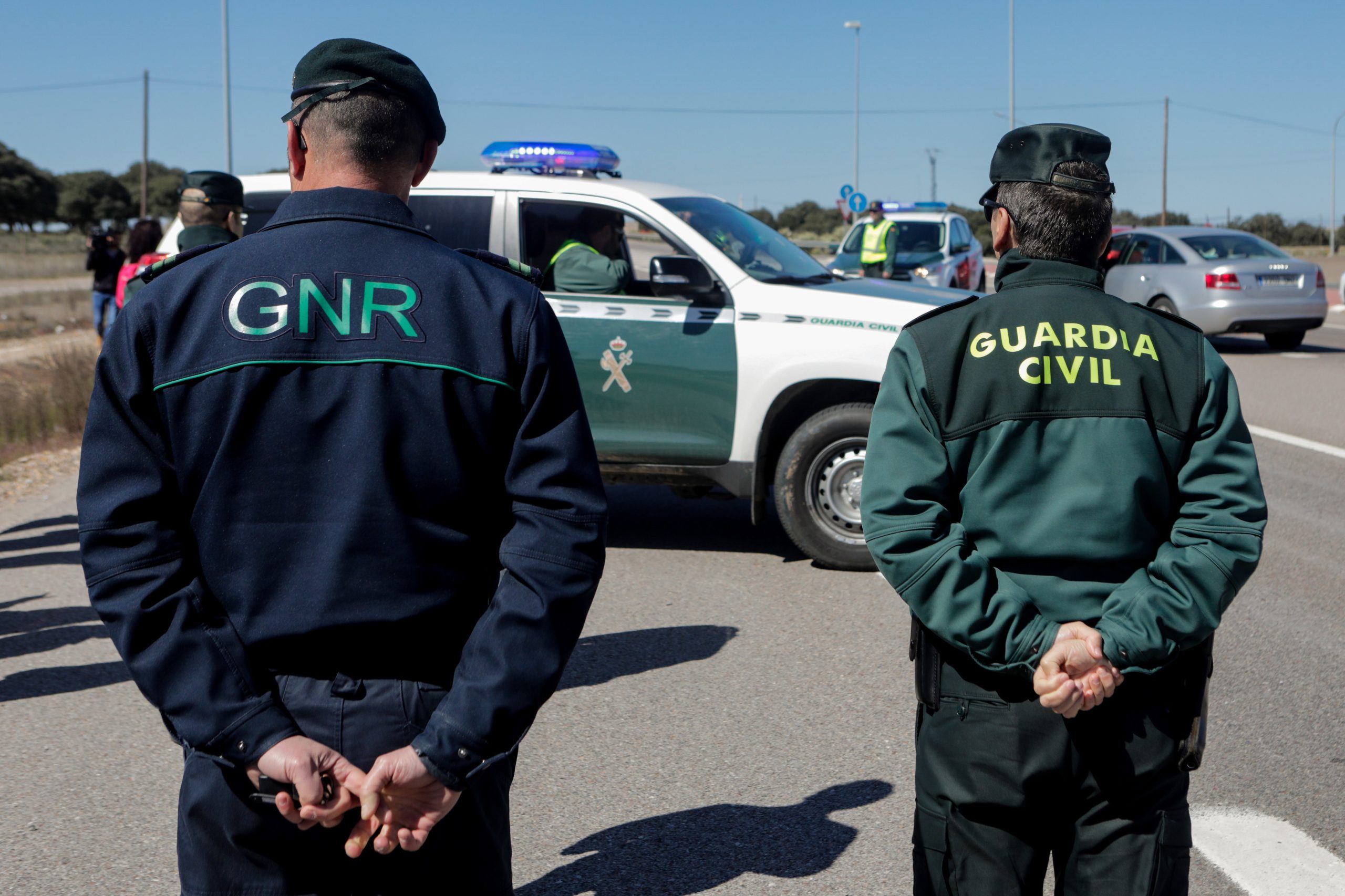 À espera dos emigrantes em Vilar Formoso com conselhos sobre a estrada e os incêndios