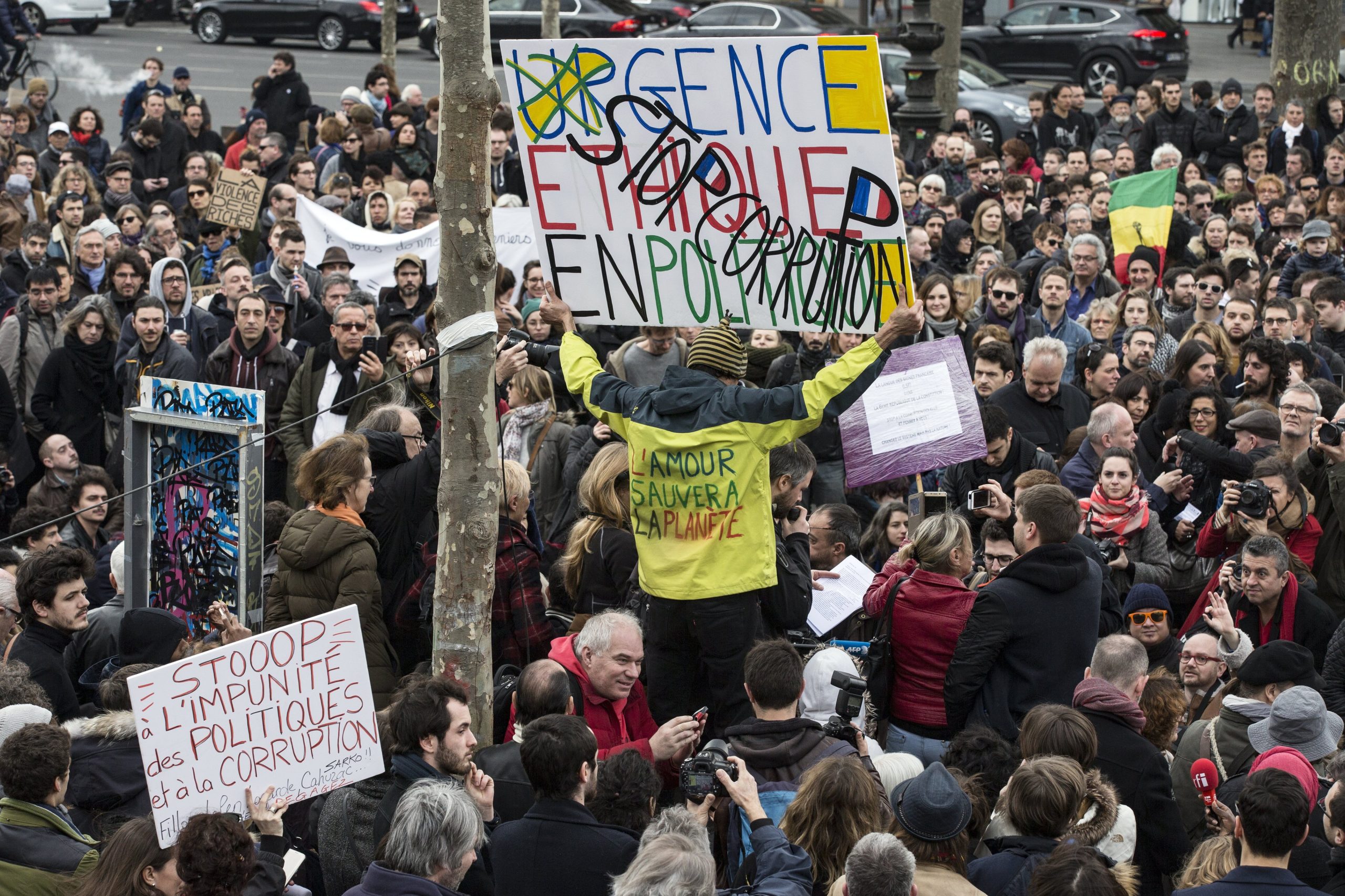 França: Milhares protestam contra corrupção em Paris