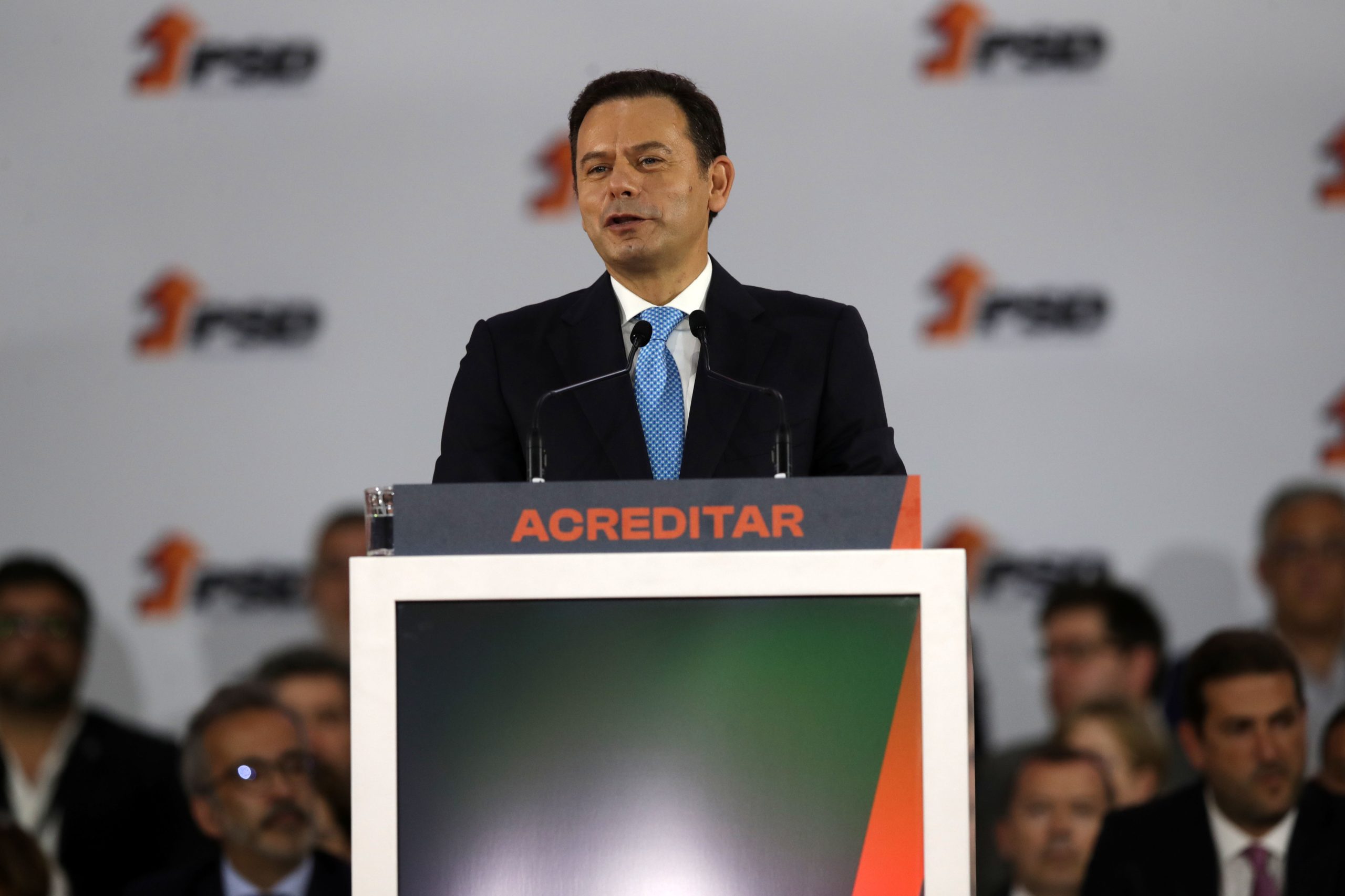 Contra a “xenofobia” e contra a regionalização “irresponsável”, Luís Montenegro apontou baterias ao Governo PS no seu discurso