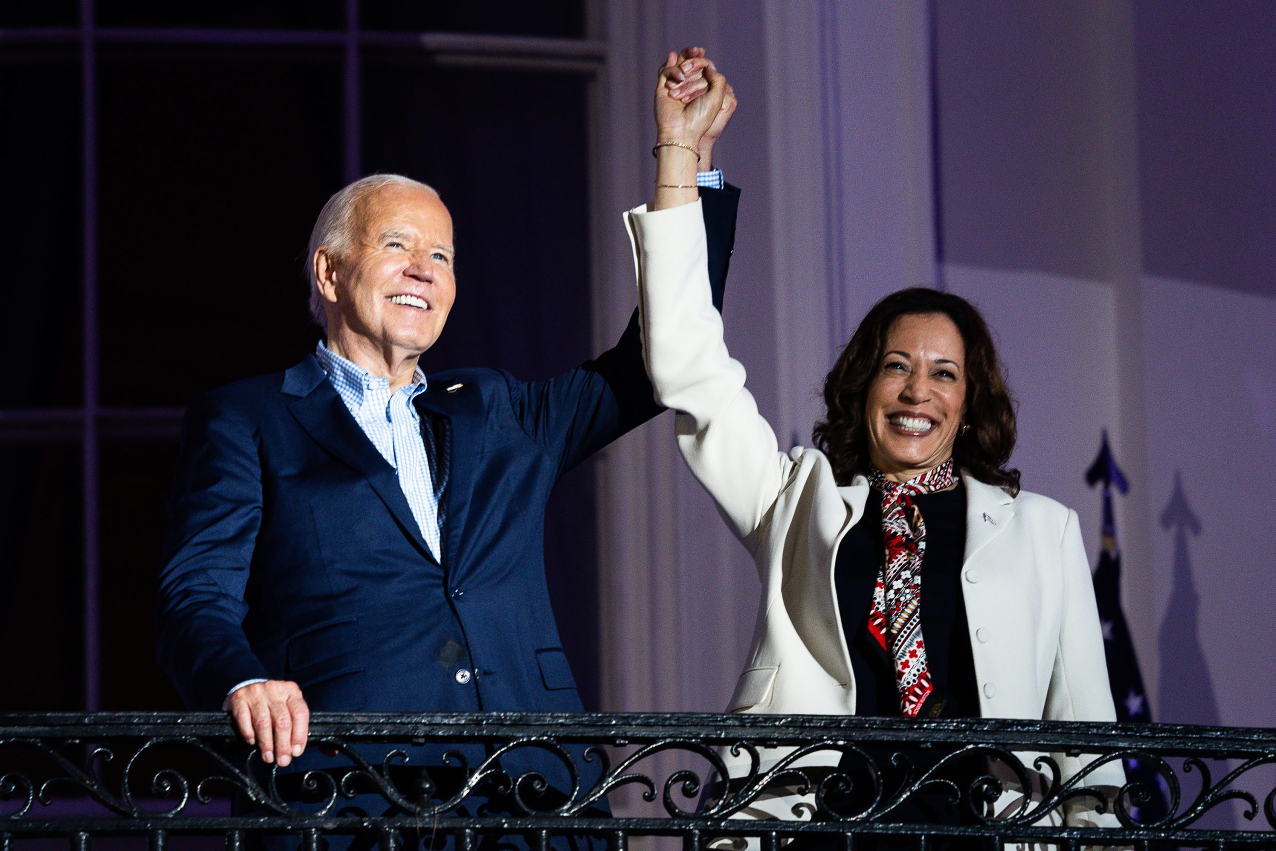 “Não vou a lado nenhum”. Em plena crise da sua candidatura, Biden enfrentou um tenso Dia da Independência