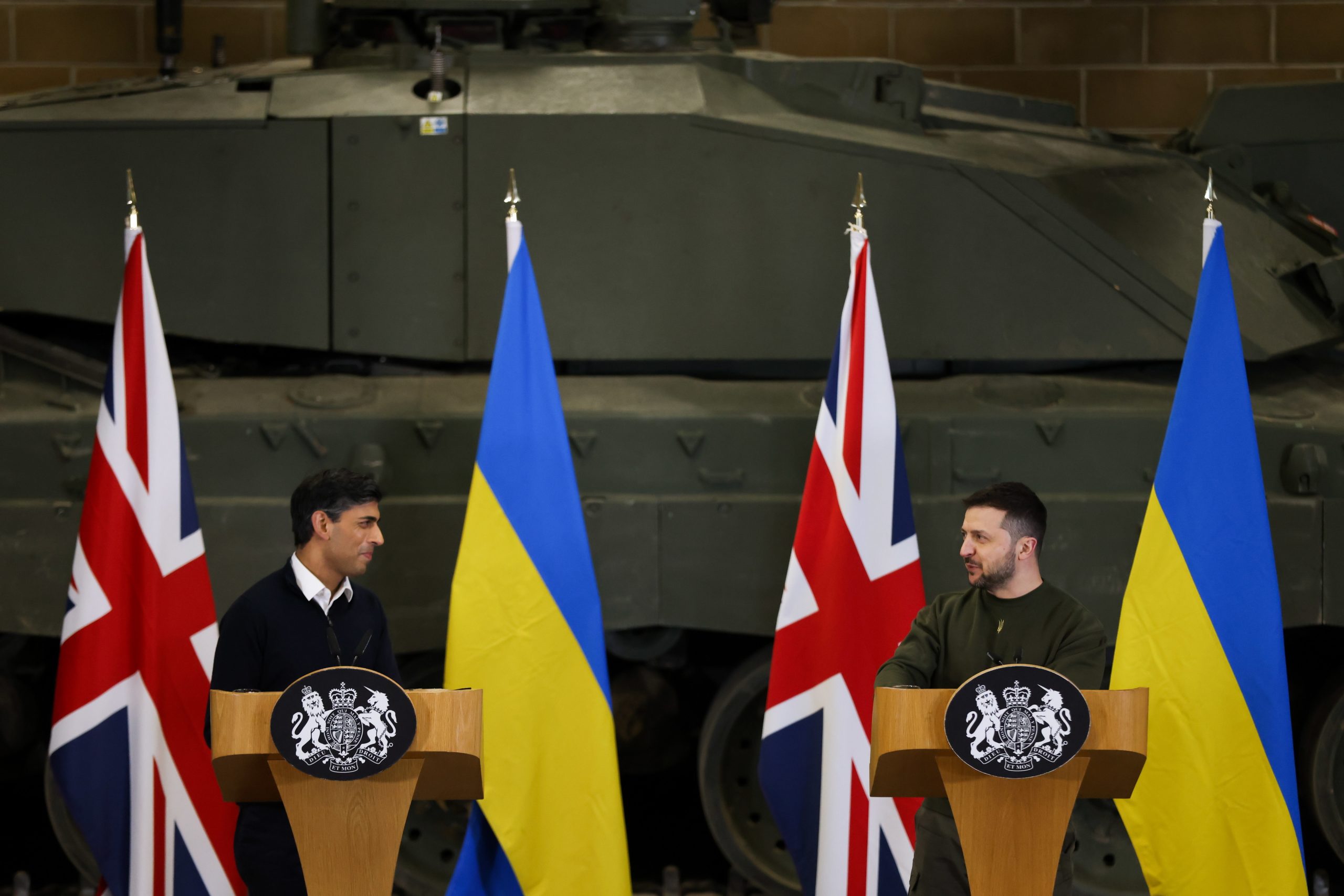Primeiro-ministro britânico “não exclui” entrega de aviões de combate à Ucrânia, mas dá prioridade a mísseis