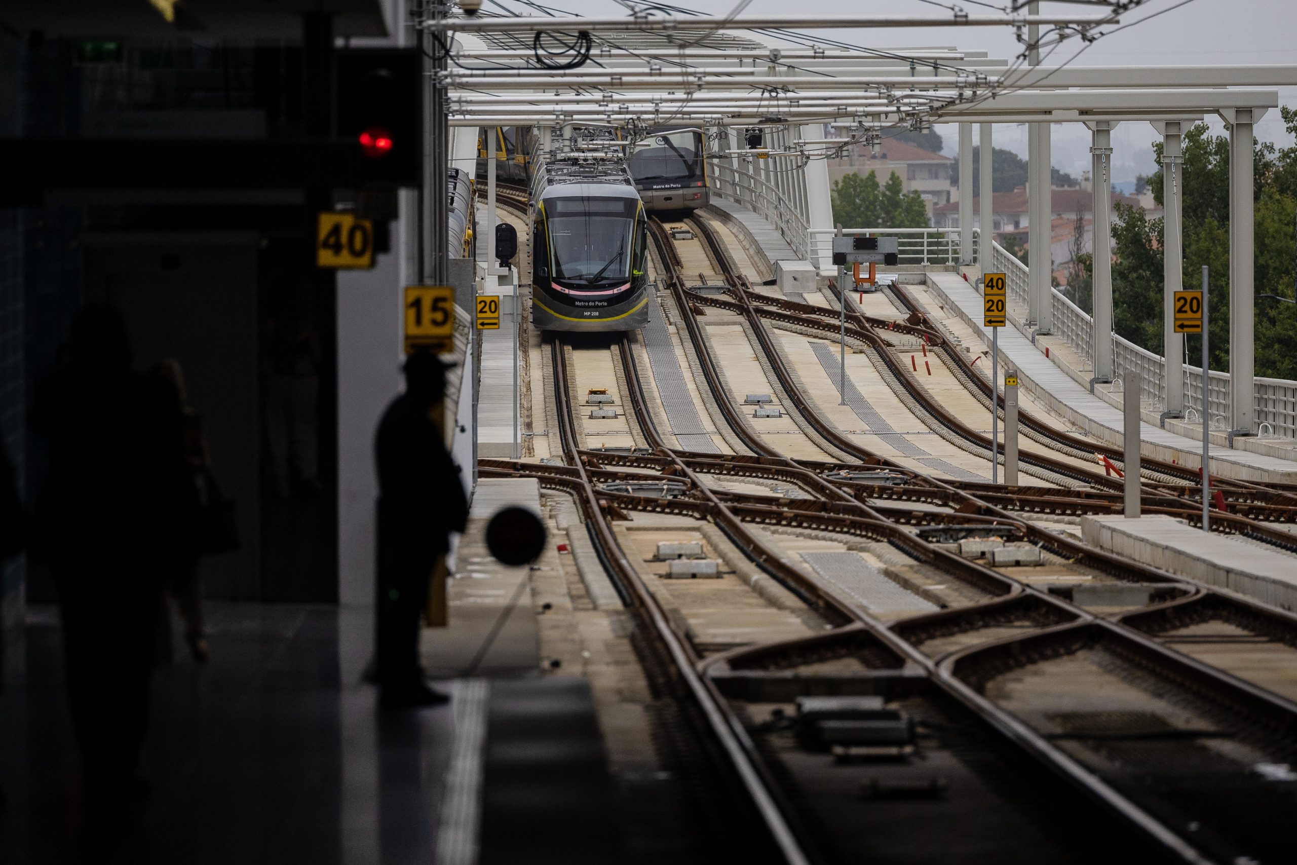 Metro do Porto chegou a Vila d’Este há 4 meses, mas sinalética continua desatualizada