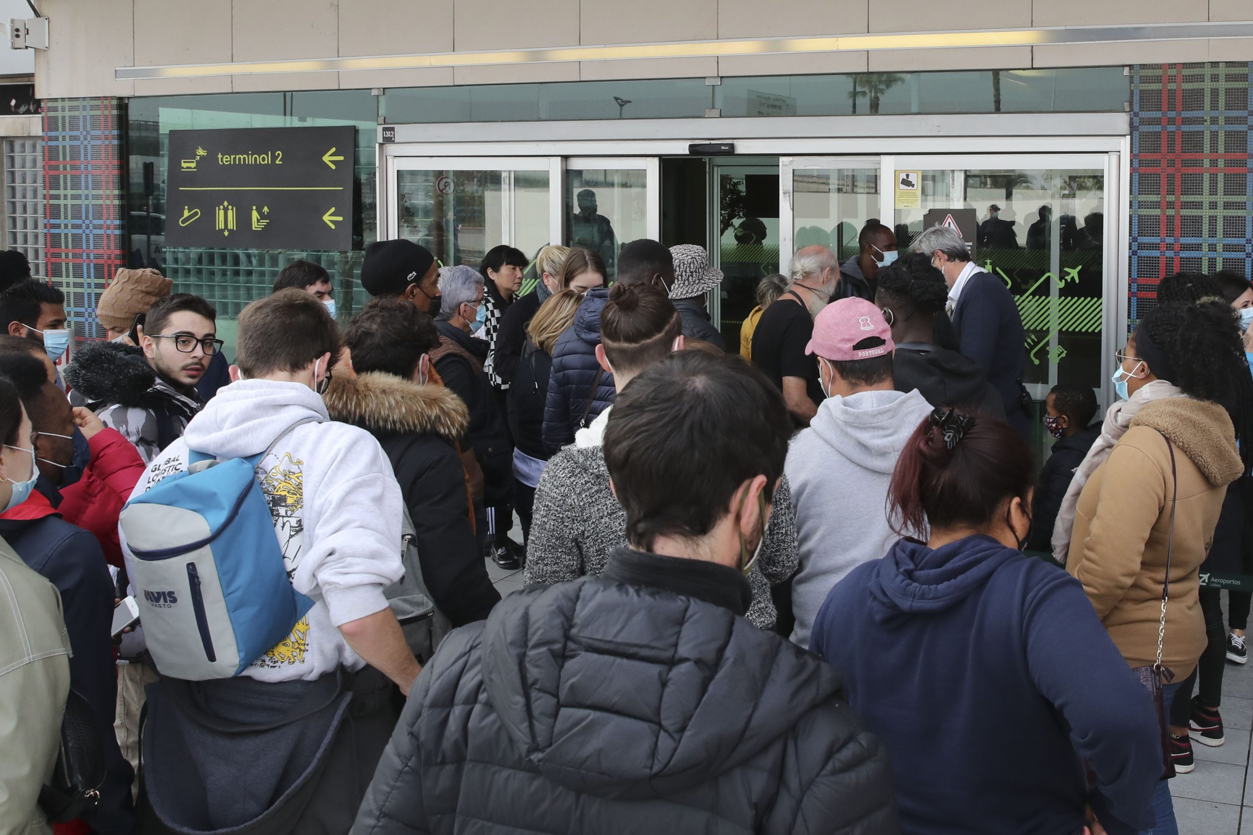 Mais de 2.200 passageiros e 41 companhias multados nas fronteiras áreas