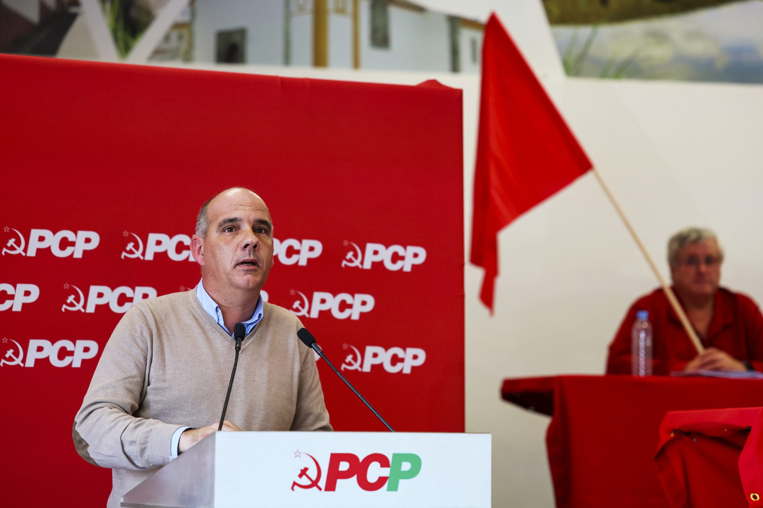 Há 100 dias à frente do PCP, Paulo Raimundo tem apostado em tentar encostar Governo à direita