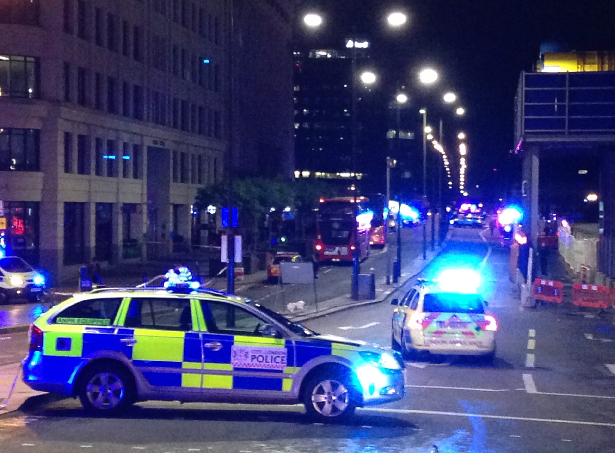 Londres de novo alvo de ataques terroristas. Uma noite em estado de alerta na capital britânica