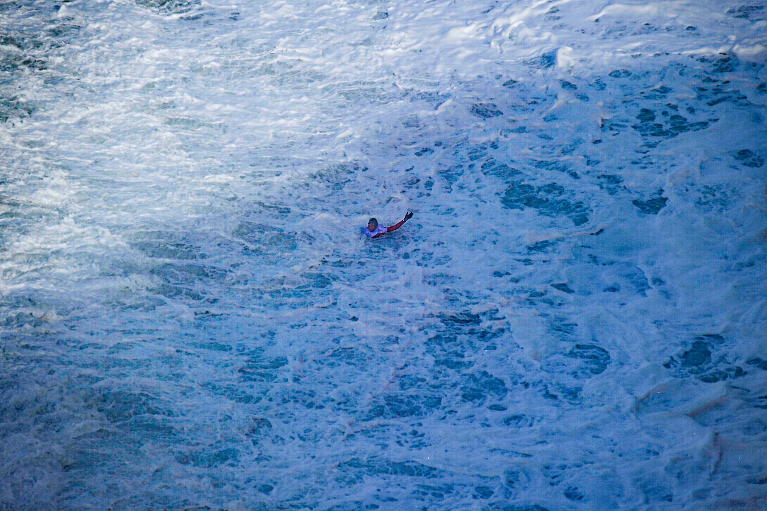 Surfista francesa Justine Dupont parte o pé nas Ondas Grandes da Nazaré