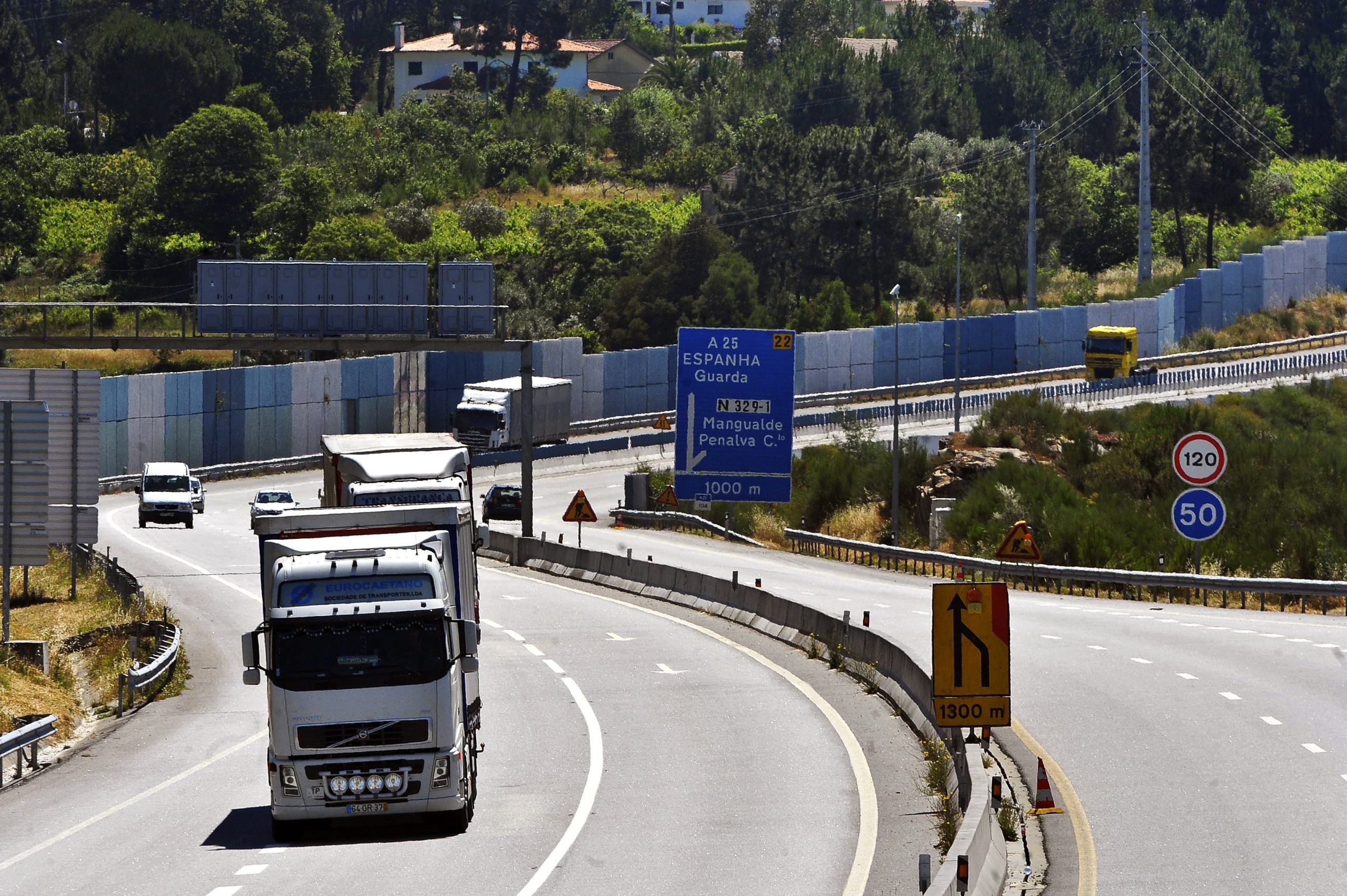 A25 cortada na zona de Mangualde devido a despiste de camião