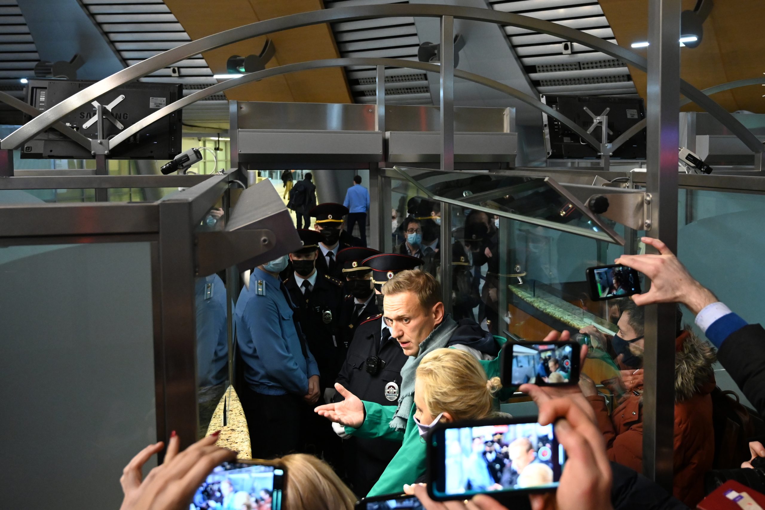 Opositor russo Alexei Navalny detido no regresso à Rússia