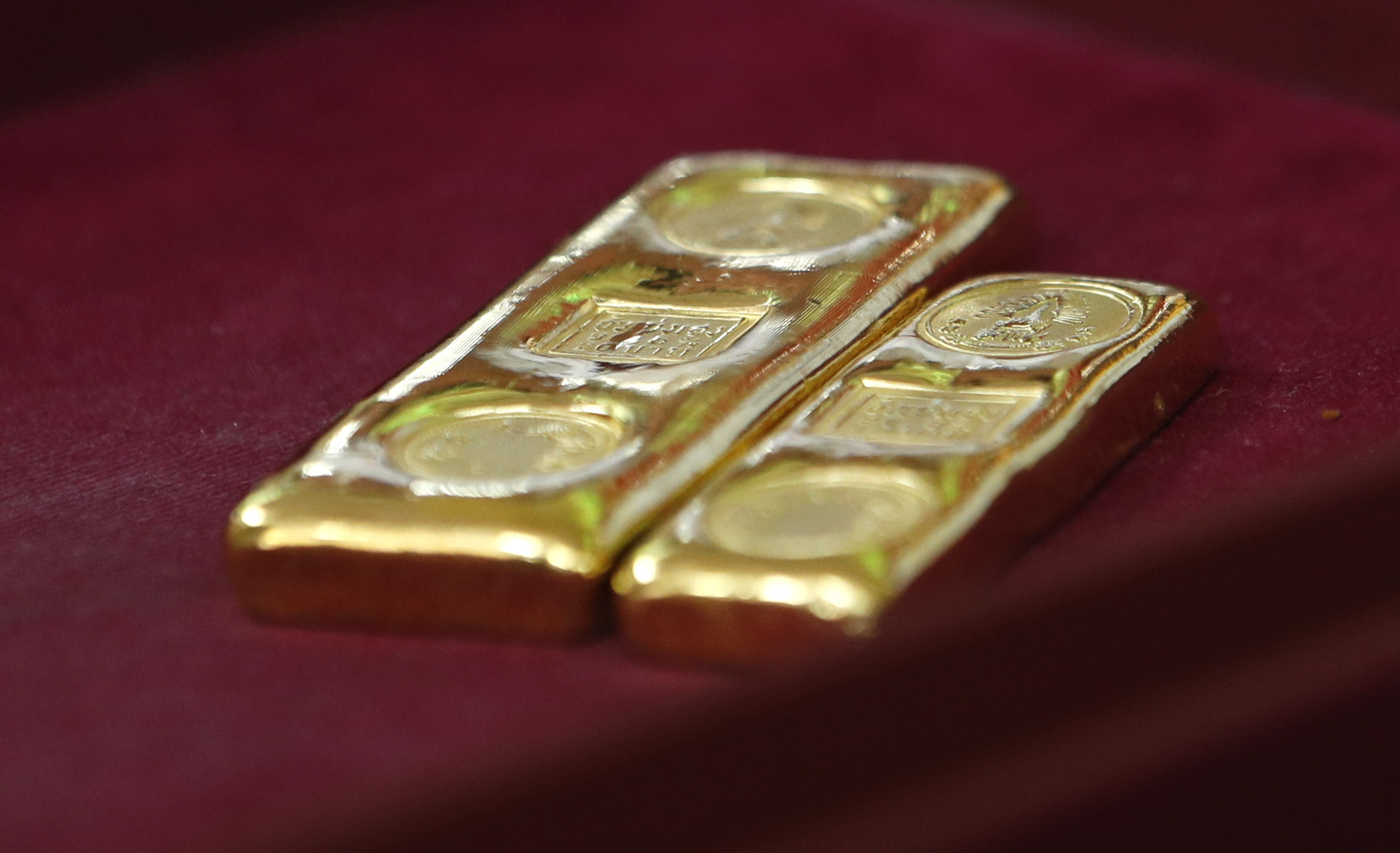 Ouro atinge máximos históricos acima dos 3.200 dólares por onça