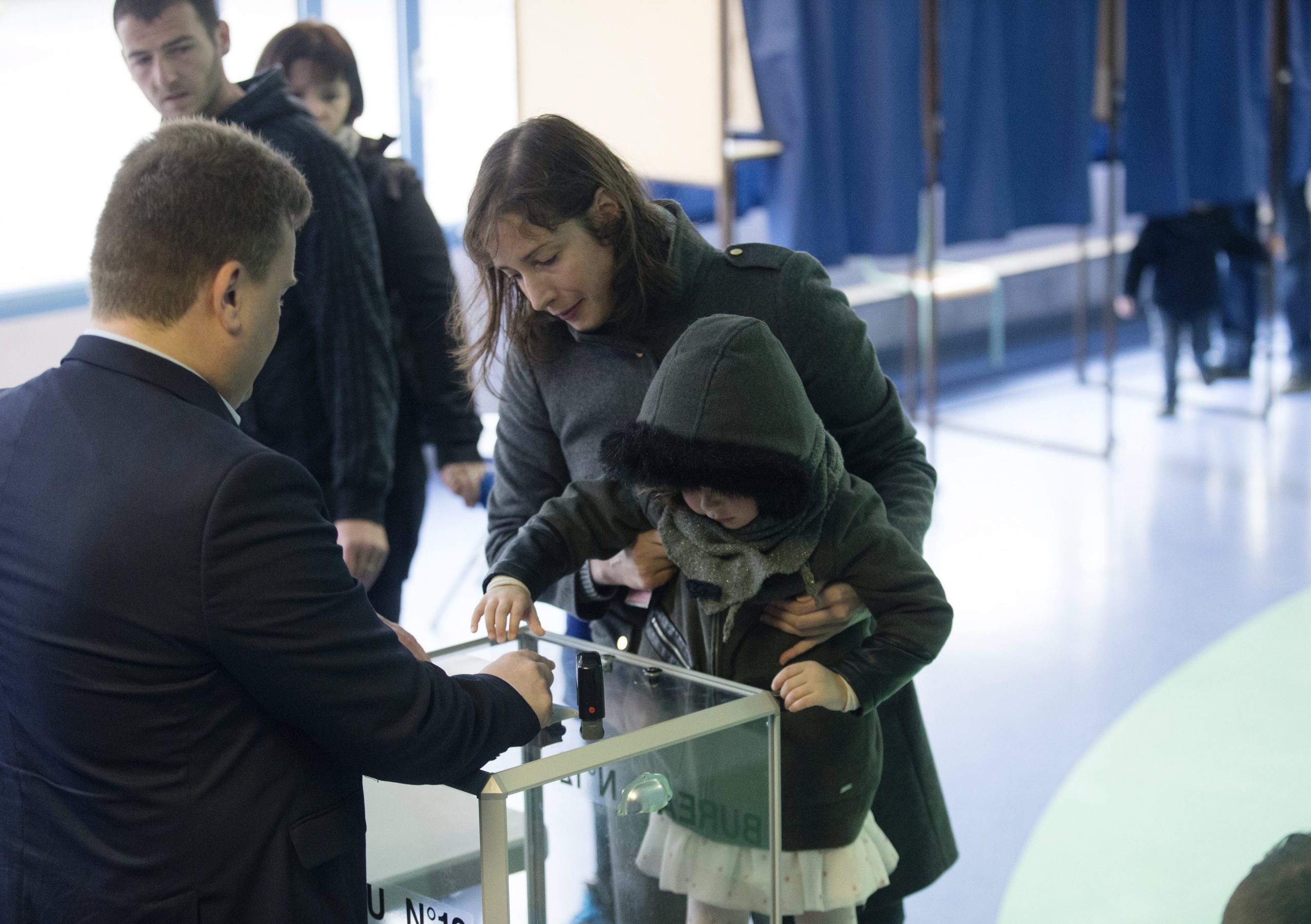 Afluência às urnas estimada em 28,23%, idêntica à da primeira volta das eleições presidenciais francesas