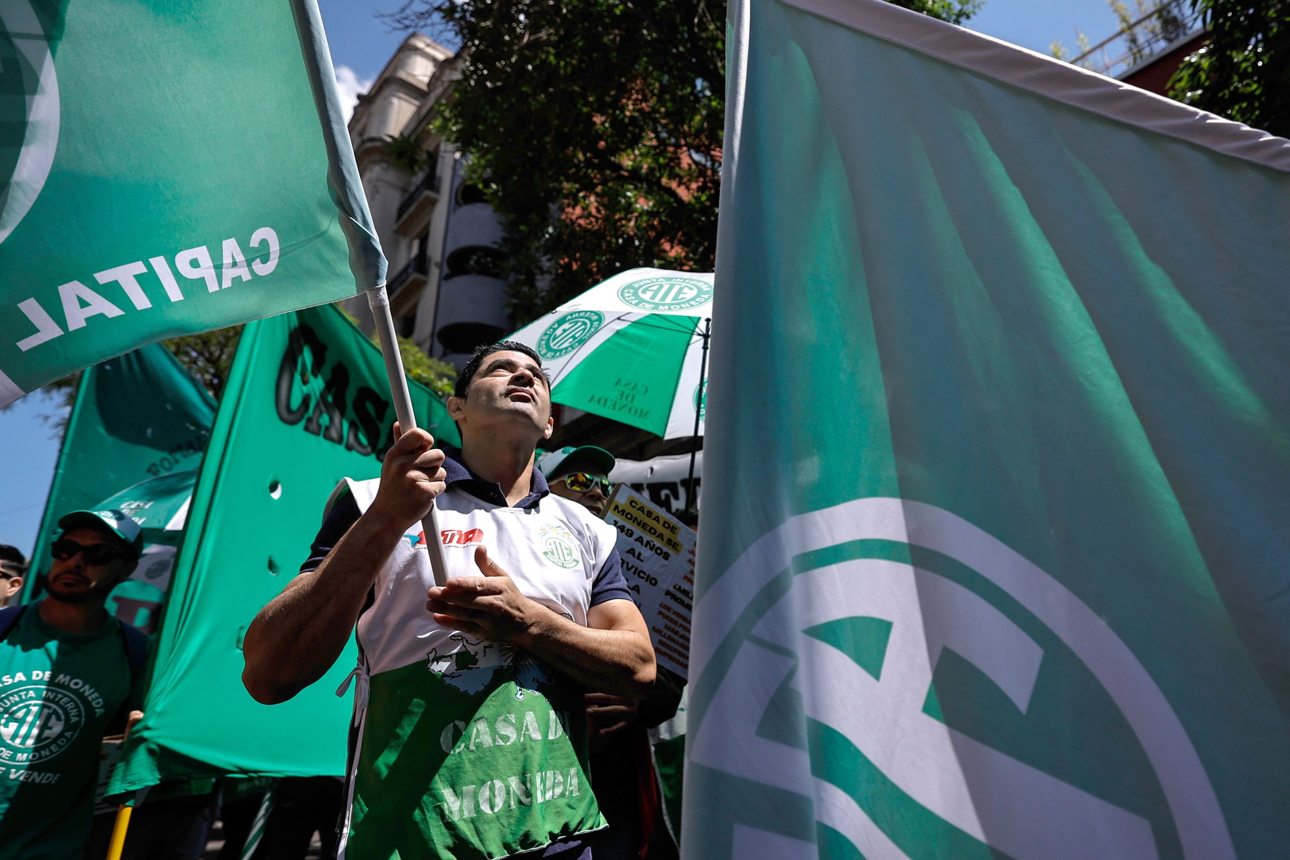 Sindicatos protestam contra decreto que limita direito à greve na Argentina